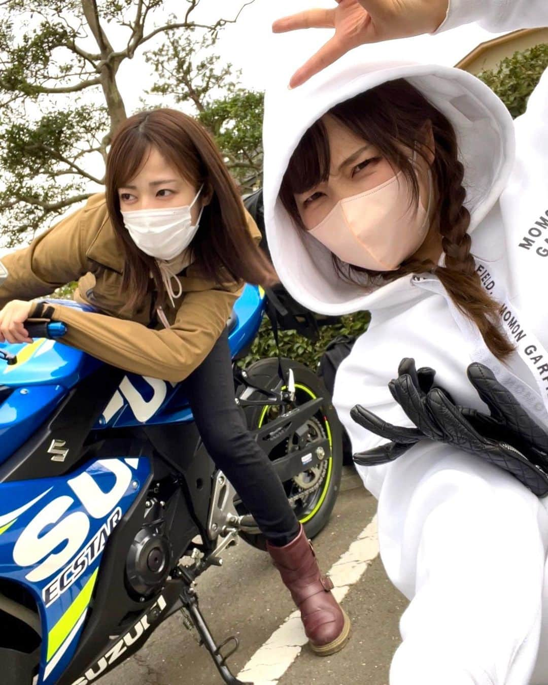 滝菜月のインスタグラム：「お花見ツーリングの途中で アッキーバイクに跨らせてもらった😆 サーキットで前のライダーに狙いを定めてる気持ち。笑 SS系も良いなぁ欲しいなぁ😂💕  桜満開の中でのアッキーダンス🌸笑 帰りに初めましてなスイーツも見つけました👀  思い出動画も撮ったから いつかアップしようと思います〜🏍🏍🏍  ⁡ #バイク　#ツーリング  #アッキー #独ヲタアッキー  #お花見 #バイクのある風景 #バイク女子」