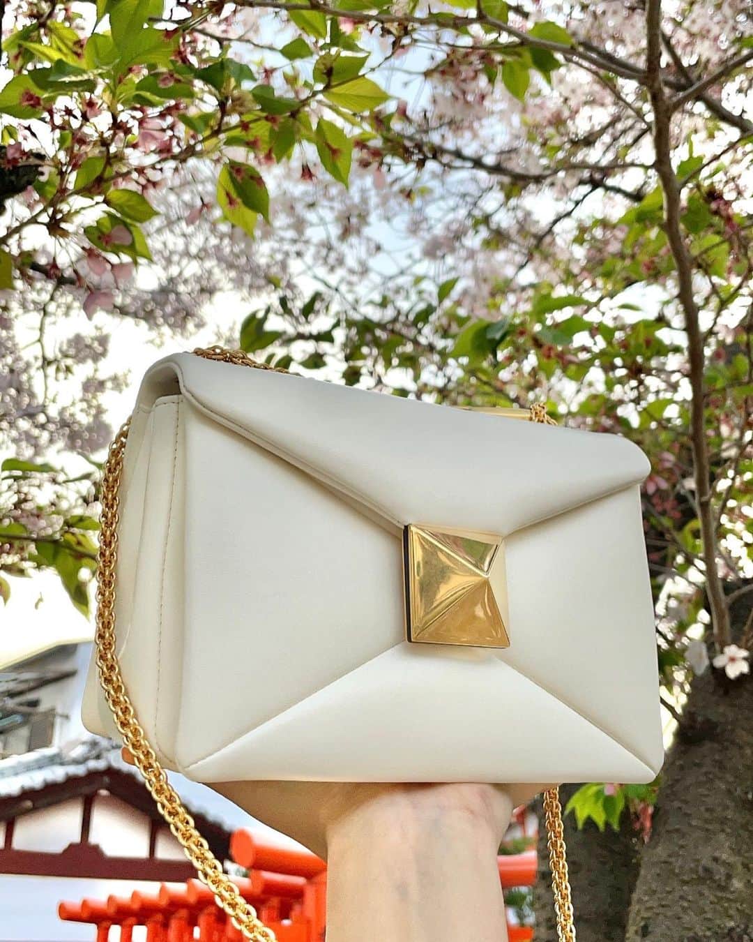 のインスタグラム：「・  この度VALENTINO OneStudBag のバッグアンバサダーに就任させていただきました🤍  VALENTINOのお洋服を身に纏うと自信や勇気を貰えます。 そして、そんな素敵なお洋服を纏う自分自身も素敵になりたいと自分磨きもまた頑張れるのです✨  こちらのバッグを使ったコーディネートも 今後アップしていきますので 皆様是非チェックしてください🤍  #valentino#OneStudBag」