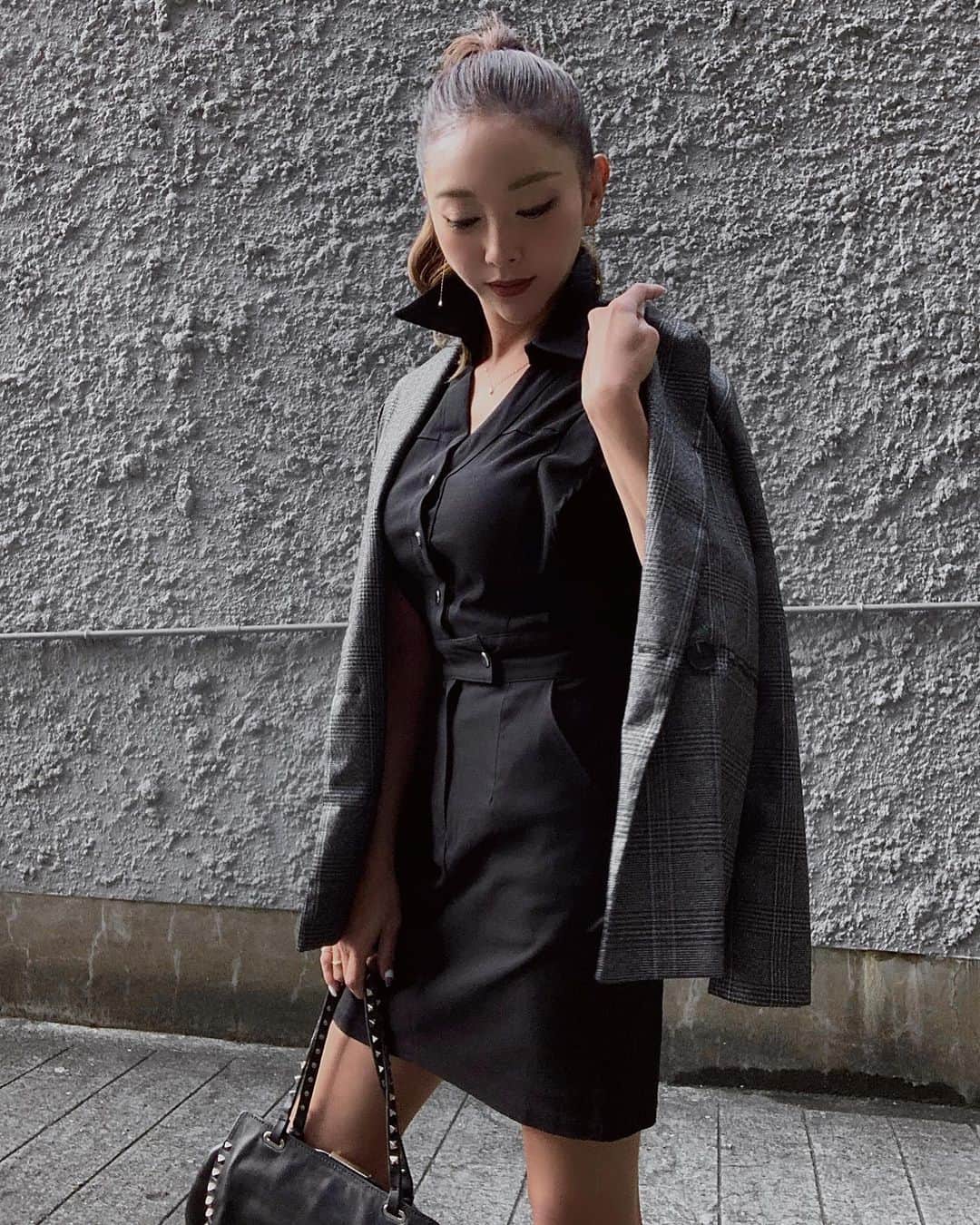 のインスタグラム：「前の投稿で載せ忘れてたやつ。  （インスタあるある）  ────────────────────────── #ポニーテール#ponytail #diamond#ダイヤモンド#ダイヤモンドジュエリー#一粒ダイヤモンド#ダイヤモンドネックレス#ダイヤモンドピアス#ootd #jacket#jacketstyle #jacket#散歩#ジャケットコーデ #monotone#monotonecode  #ショートブーツ#shortboots」