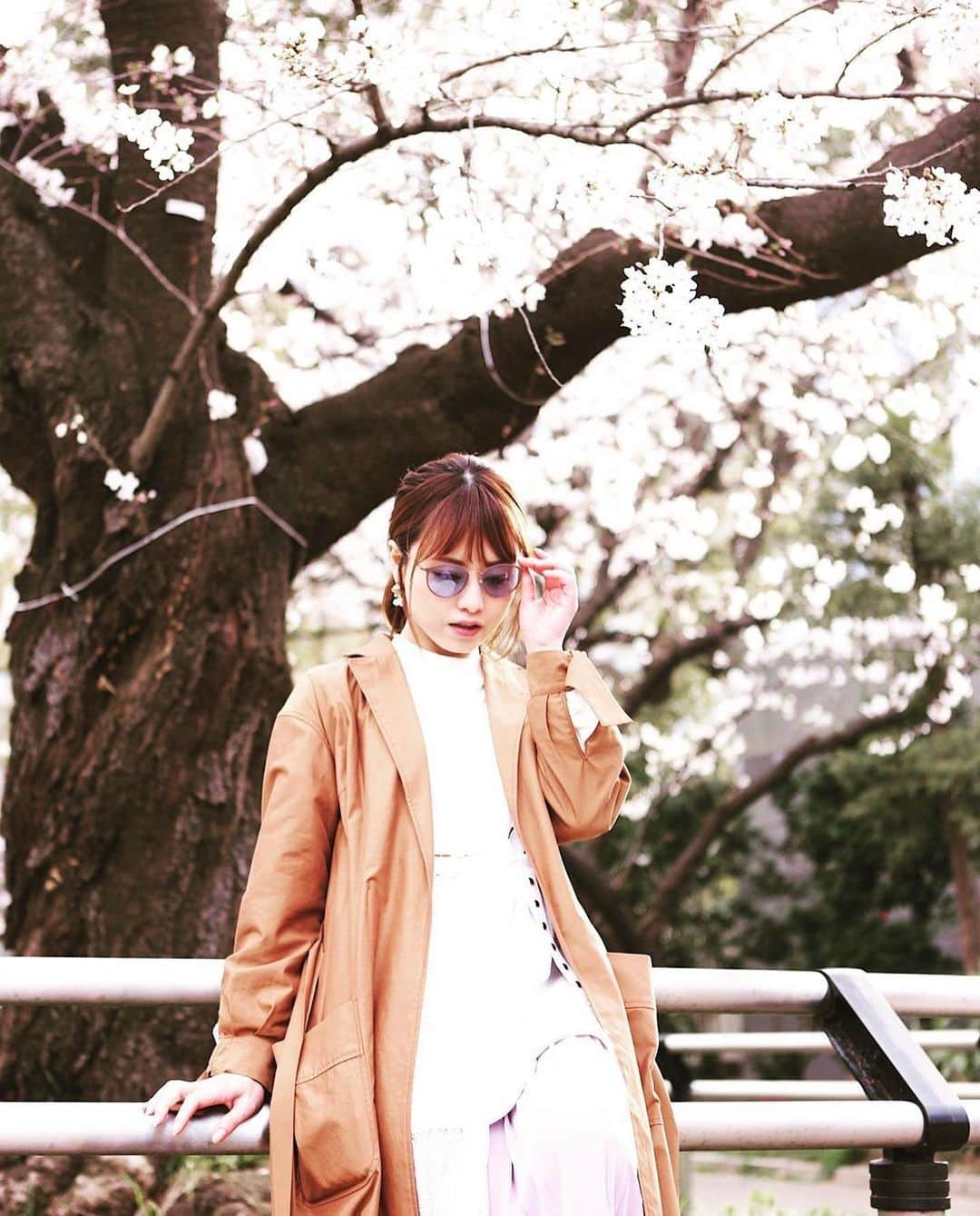 吉沢明歩さんのインスタグラム写真 - (吉沢明歩Instagram)「👓めがね👓めがね🌸  #桜#春#春らんまん#まだちょっと寒いけど #桜きれい #🌸」4月10日 19時13分 - akiho_net