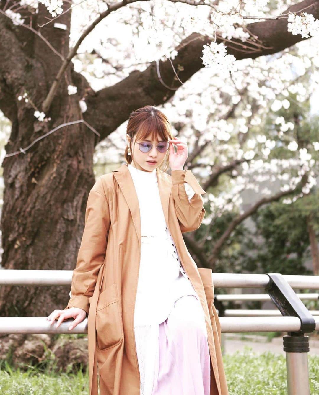 吉沢明歩のインスタグラム：「👓めがね👓めがね🌸  #桜#春#春らんまん#まだちょっと寒いけど #桜きれい #🌸」