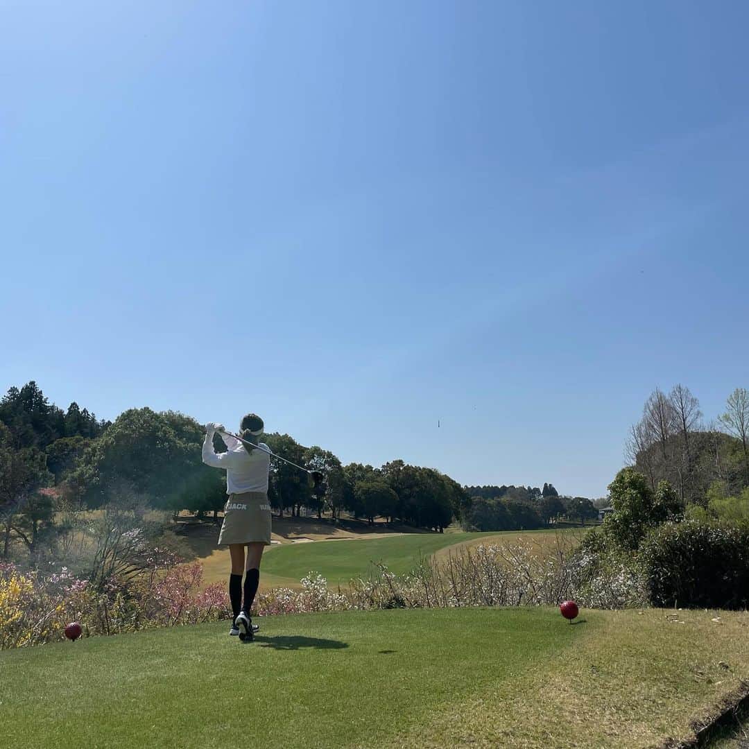 小島瑠璃子さんのインスタグラム写真 - (小島瑠璃子Instagram)「🌸 今年はゴルフ場でたくさん 桜を見られました🥰 もう葉桜だけどこれも綺麗✨ 12月からゴルフを始めたので 寒いゴルフしか知らなかったけど 最近はとっても暑くて大変💦 真夏のゴルフ、体力自信ないよー😂 ナイター出来るところ探そ😂 #スコアはきかないで #パターが良かった  #ワンパット7回 #アプローチが課題」4月10日 19時29分 - ruriko_kojima