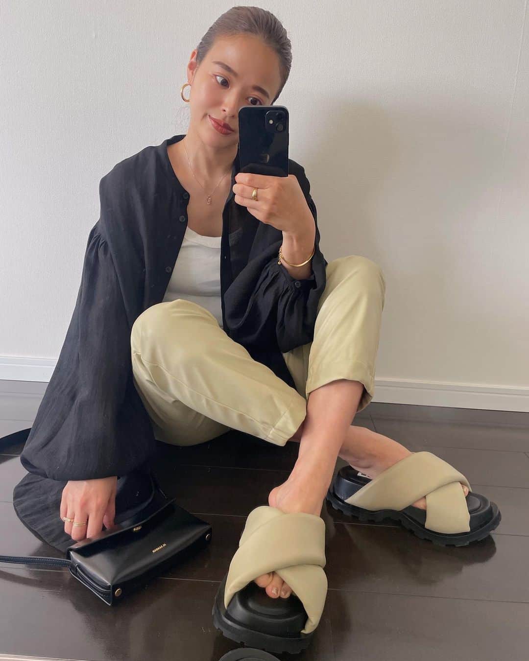 のインスタグラム：「Today'sCoordinate♡ 大好きシアーシャツの黒を羽織にしたよ♡ アウターなしでこれ着られる季節うれしー☀️ シアーな軽い質感とふんわり袖シルエットがたまらないかわいいシャツ♡ シアーながらテロテロじゃないハリ感とツヤ感が絶妙♡ 首元はノーカラーでスッキリだから 普段あまりシャツを着ない方でも♡ インナーはタンクトップを合わせました♡ レザーパンツは去年のだけどお気に入りで今年も大活躍♡ おNEWのサンダルと色がマッチしてていい感じ♡ ■Collarless Long sleeves Sheer Shirt ￥9,350(税込) @trunc88_official  #trunc88」