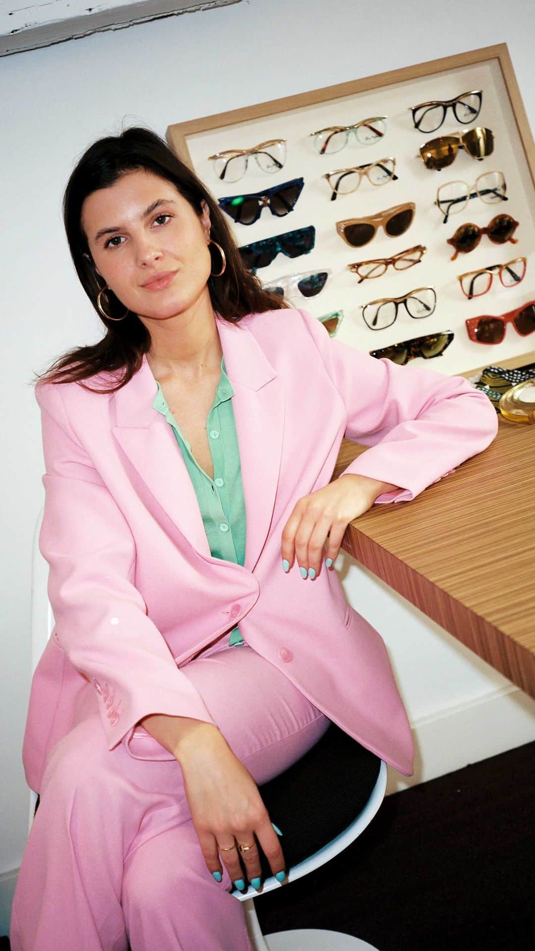 タラジャーモンのインスタグラム：「Plus encore que d’habiller les femmes, la maison Tara Jarmon s’en inspire ! Fondatrice des lunettes vintage @secondevue, #taragirls depuis des années, @aliceviolier est la muse de notre premier #TaraTalk 💗 dénicher, réparer, sublimer…c’est d’une passion familiale qu’est né ce projet fou. Des paires uniques qui nous ont accompagné lors de notre dernier shooting #lamadrilene ! Du vintage, de l’unique, découvrez l’univers d’ @aliceviolier ✨ 📽 @chloebruhat #TaraTalk #tarajarmon」