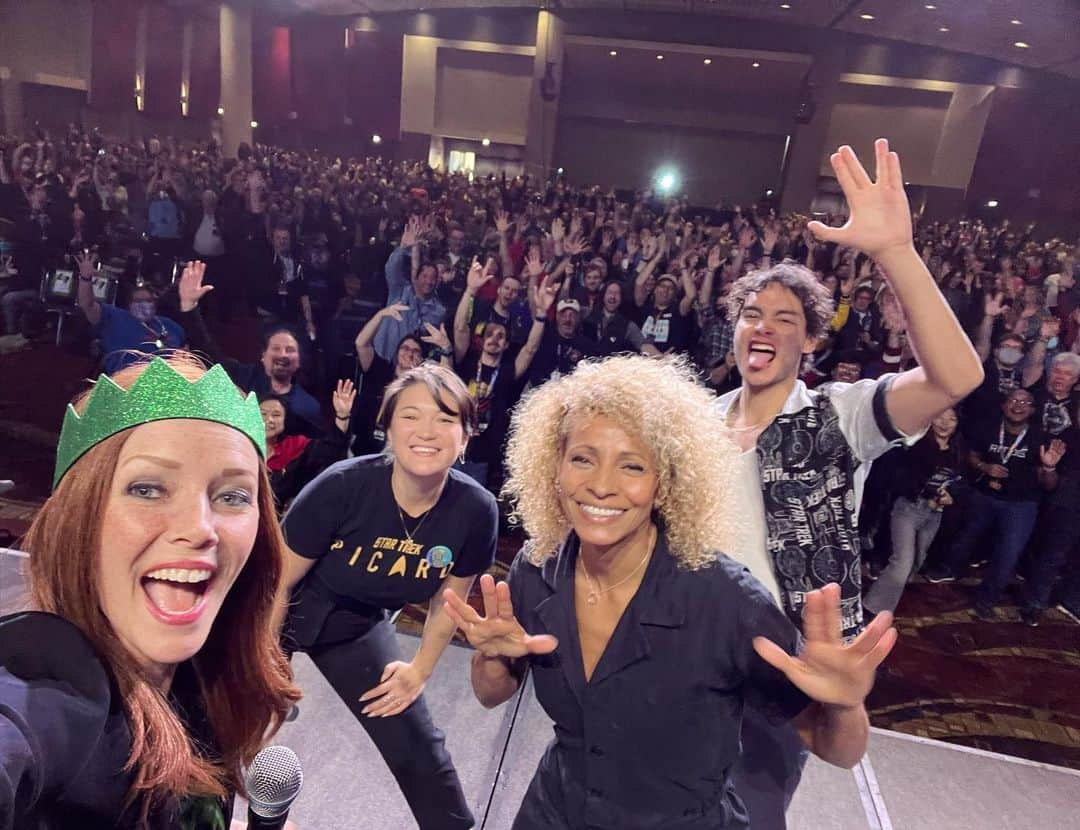 アニー・ワーシングのインスタグラム：「Thank you Chicago! 🖖🏼💚👑 #StarTrekCHI」