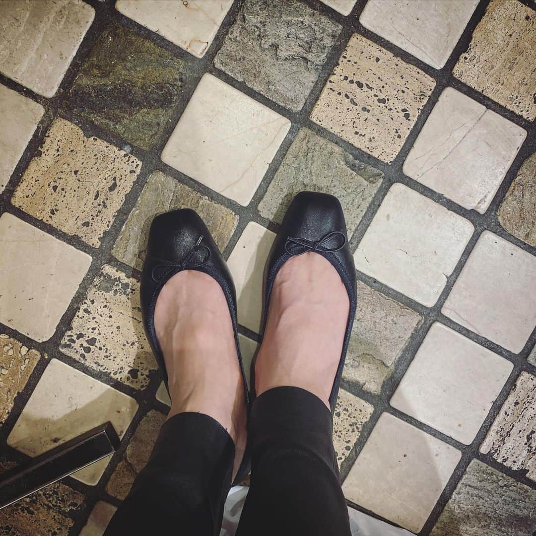 畑野ひろ子さんのインスタグラム写真 - (畑野ひろ子Instagram)「今日は、娘達と新学期の買い物へ。 沢山歩く日は、ペタンコ靴で🥿 @kurun_official のブラックスクエア❤️」4月10日 22時24分 - hiroko_hatano_