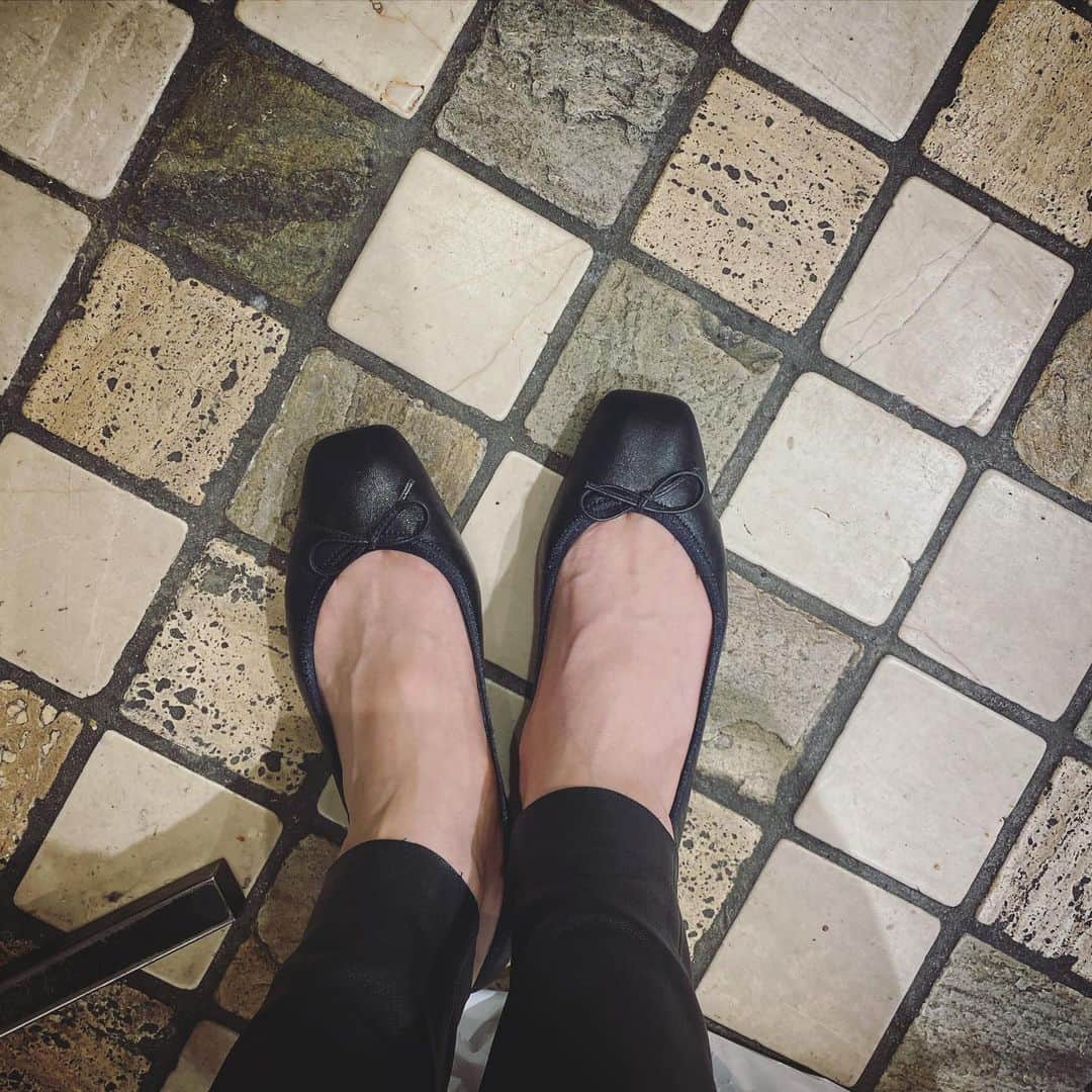畑野ひろ子のインスタグラム：「今日は、娘達と新学期の買い物へ。 沢山歩く日は、ペタンコ靴で🥿 @kurun_official のブラックスクエア❤️」