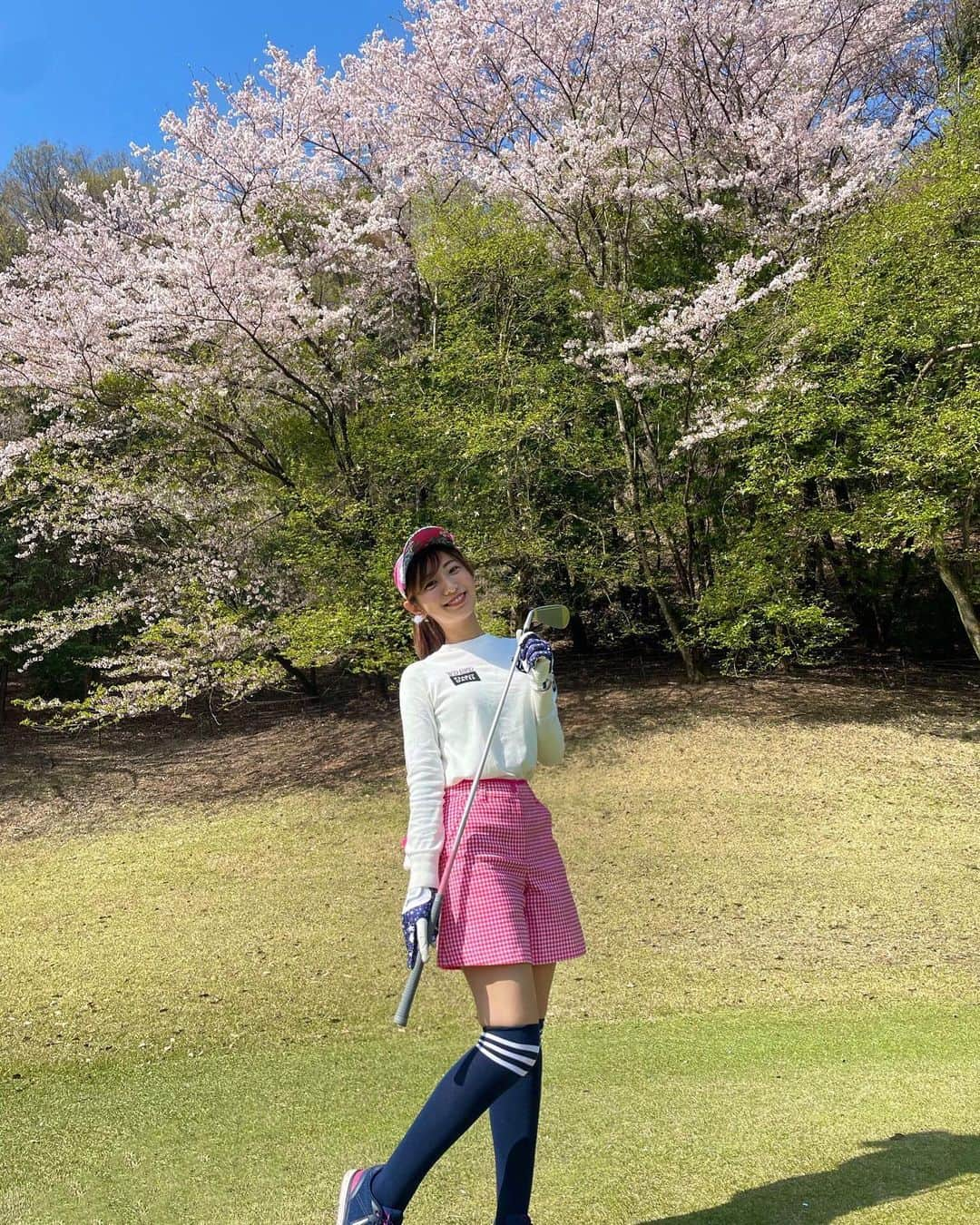 白戸ゆめのさんのインスタグラム写真 - (白戸ゆめのInstagram)「🏌️‍♀️ . この時期のゴルフ 最高に気持ち良すぎました✨ ベストスコアも更新🥰 . #ゴルフ #ゴルフ女子 #ゴルフコーデ #春コーデ #parlygates #23区ゴルフ  #桜 #桜ゴルフ」4月10日 22時16分 - yumeno.s_