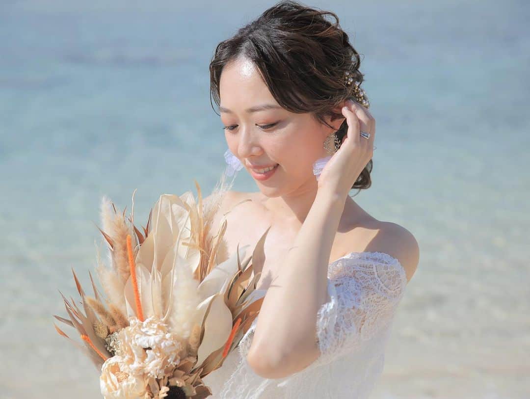 yurikaさんのインスタグラム写真 - (yurikaInstagram)「🤍Wedding makeup💐✨ * 今日の動画では、ウェディングメイクの再現をしました💐🤍 結婚式は延期しているけど、念願だった沖縄でビーチフォトを撮れてとっても良い思い出になりました✨準備から撮影までずっと楽しかったな😌✨ * メイクは自分とドレスが映えるようなメイクをこだわってやりました💐一軍コスメを使ったので、かなりお気に入りです🥰 * ヘアアレンジも私が想像するよりももっと可愛くして下さって大満足でした🥺💕 カメラマンさんもすごく綺麗に撮ってくれて、わいわい楽しく自然な笑顔を引き出してくれました☺️✨ * * とっても幸せな空間でした💐🤍✨ * このため(結婚式)に、ずっと髪の毛伸ばしてたからそろそろ切りたいなあー🤤💭 * * hair: @nona_ichinohe.deco.hm  camera: @yuta.yamauchii  * special thanks... * * #ウェディングフォト #ビーチフォト #ウェディングメイク #沖縄」4月10日 22時17分 - yuri0813ka