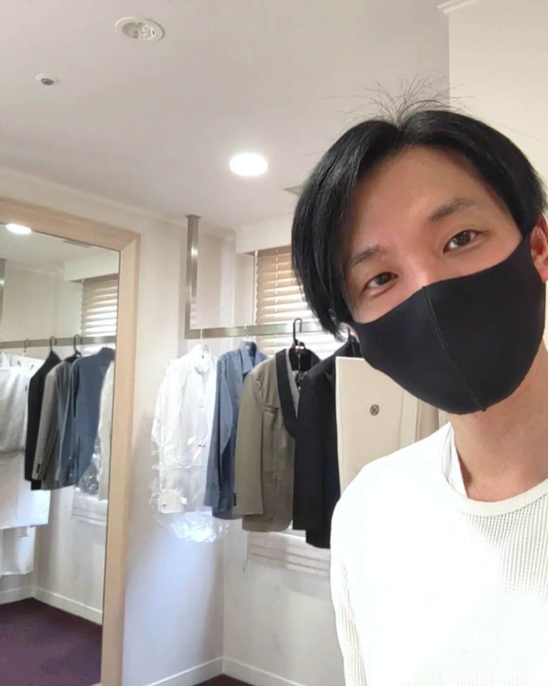 鈴木祥友さんのインスタグラム写真 - (鈴木祥友Instagram)「念願だったブライダルモデルをさせて頂きました(^^)  模擬挙式と模擬披露宴の新郎を担当させて頂いたのですが、バリッバリに緊張して手汗ヤバかったです笑😅  スタッフの皆さんがホンマに優しくて、不慣れな僕を応援してくれてめちゃめちゃありがたかったです✨  緊張して一番初めに着たブラックジャケットの写真撮るの忘れてしまったのが悔しい^^;  模擬とはいえ、神父さんに楽器演奏者の方、ゴスペルシンガーの方もしっかり揃っていて、神父さんのお言葉、演奏、ソウルフルな歌声にジ〜ンときました🥺  とてもキレイな会場でカッコいい衣装を着させて頂き、ホンマに嬉しかったです♪  #モデル #メンズモデル #ブライダルモデル #フリーモデル #新郎モデル #ブライダル #結婚 #ウエディング #model #freemodel #bridal」4月10日 22時32分 - yoshitomo_suzuki_