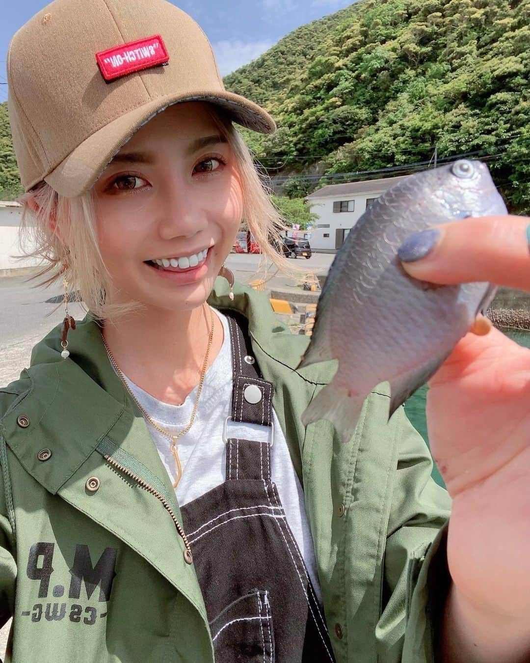 KANAのインスタグラム：「久しぶりに餌釣りしたけど 小さいのばかり笑笑 釣果は釣果って事で笑笑  #釣り #釣果 #奄美大島 #餌釣り #マッドパイレーツ」
