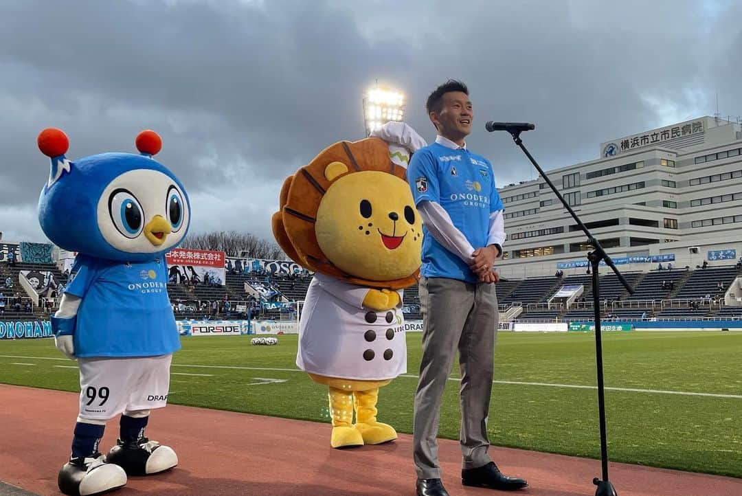 渡邉将基さんのインスタグラム写真 - (渡邉将基Instagram)「引退セレモニー🥳⚽️🏟 このような機会を作ってもらった横浜FC @yokohamafc_official   忙しい予定の中、来てもらった 仲間、家族 本当に ありがとうございました。 幸せな時間でした。  次のステージでも 気合いで頑張ります😁💪  また近々、ご報告します🙏」4月10日 22時27分 - masakiwatanabe1202