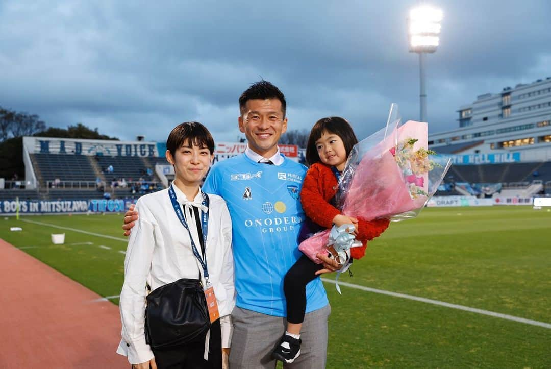 渡邉将基さんのインスタグラム写真 - (渡邉将基Instagram)「引退セレモニー🥳⚽️🏟 このような機会を作ってもらった横浜FC @yokohamafc_official   忙しい予定の中、来てもらった 仲間、家族 本当に ありがとうございました。 幸せな時間でした。  次のステージでも 気合いで頑張ります😁💪  また近々、ご報告します🙏」4月10日 22時27分 - masakiwatanabe1202