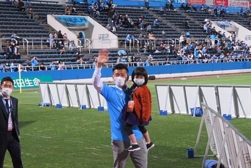 渡邉将基さんのインスタグラム写真 - (渡邉将基Instagram)「引退セレモニー🥳⚽️🏟 このような機会を作ってもらった横浜FC @yokohamafc_official   忙しい予定の中、来てもらった 仲間、家族 本当に ありがとうございました。 幸せな時間でした。  次のステージでも 気合いで頑張ります😁💪  また近々、ご報告します🙏」4月10日 22時27分 - masakiwatanabe1202