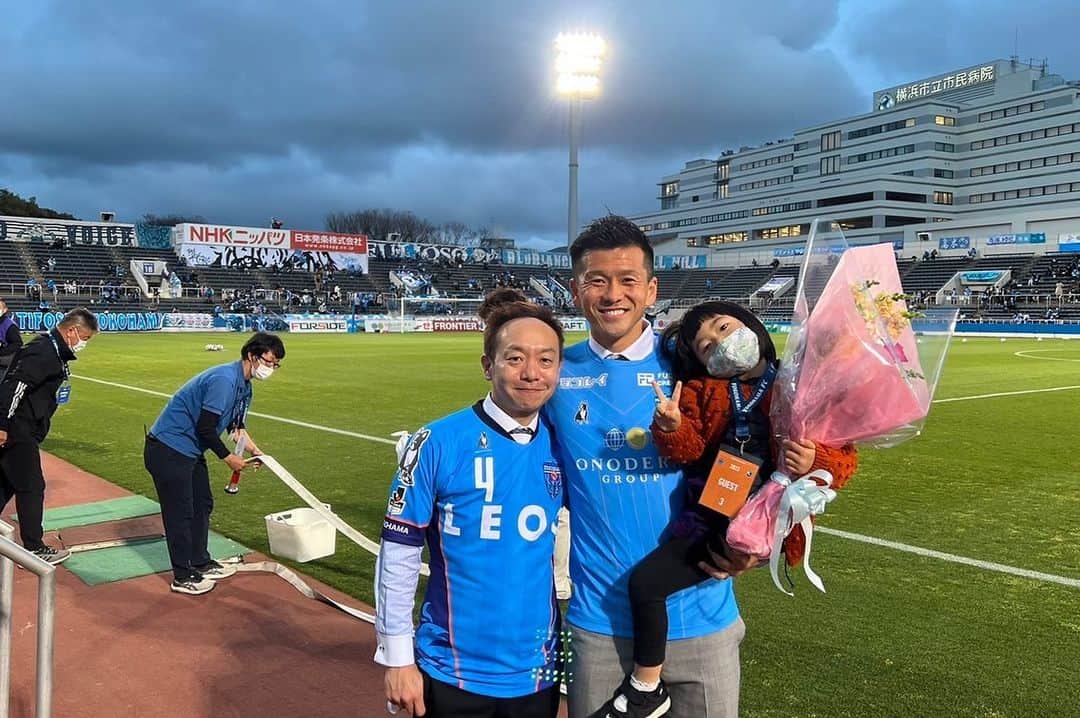 渡邉将基さんのインスタグラム写真 - (渡邉将基Instagram)「引退セレモニー🥳⚽️🏟 このような機会を作ってもらった横浜FC @yokohamafc_official   忙しい予定の中、来てもらった 仲間、家族 本当に ありがとうございました。 幸せな時間でした。  次のステージでも 気合いで頑張ります😁💪  また近々、ご報告します🙏」4月10日 22時27分 - masakiwatanabe1202