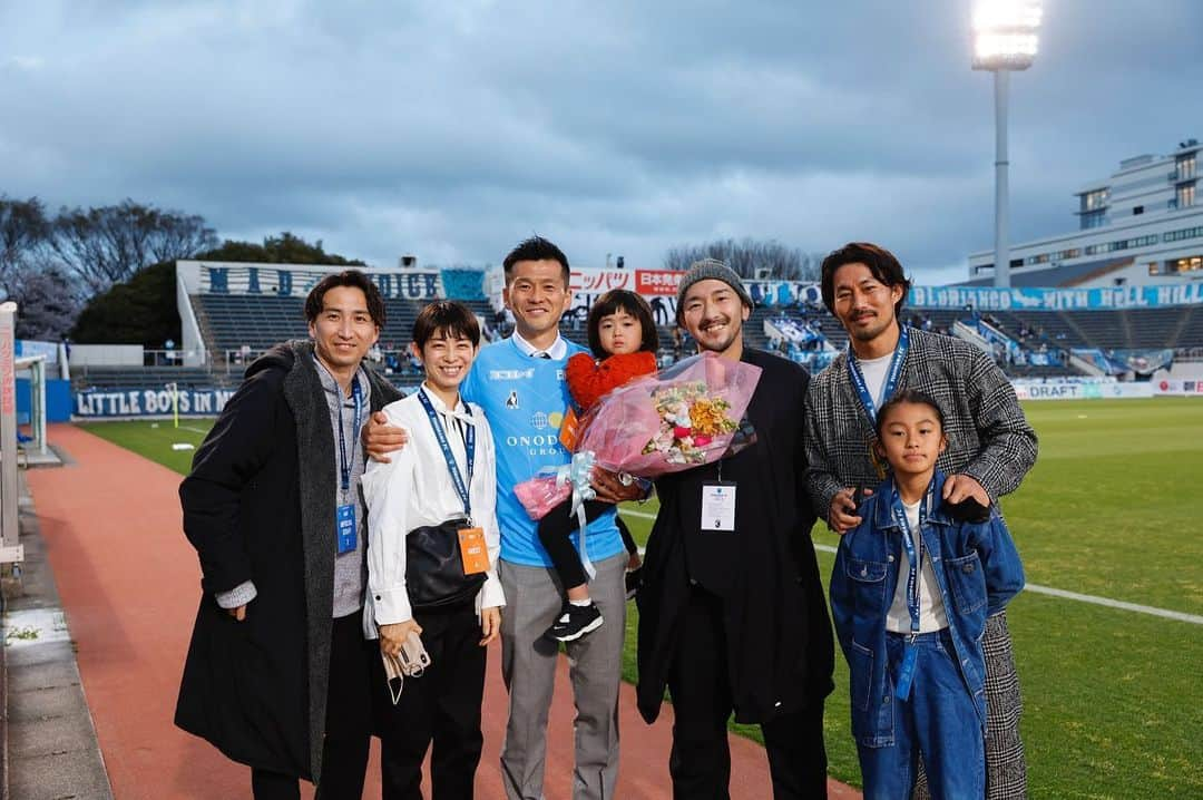 渡邉将基のインスタグラム：「引退セレモニー🥳⚽️🏟 このような機会を作ってもらった横浜FC @yokohamafc_official   忙しい予定の中、来てもらった 仲間、家族 本当に ありがとうございました。 幸せな時間でした。  次のステージでも 気合いで頑張ります😁💪  また近々、ご報告します🙏」