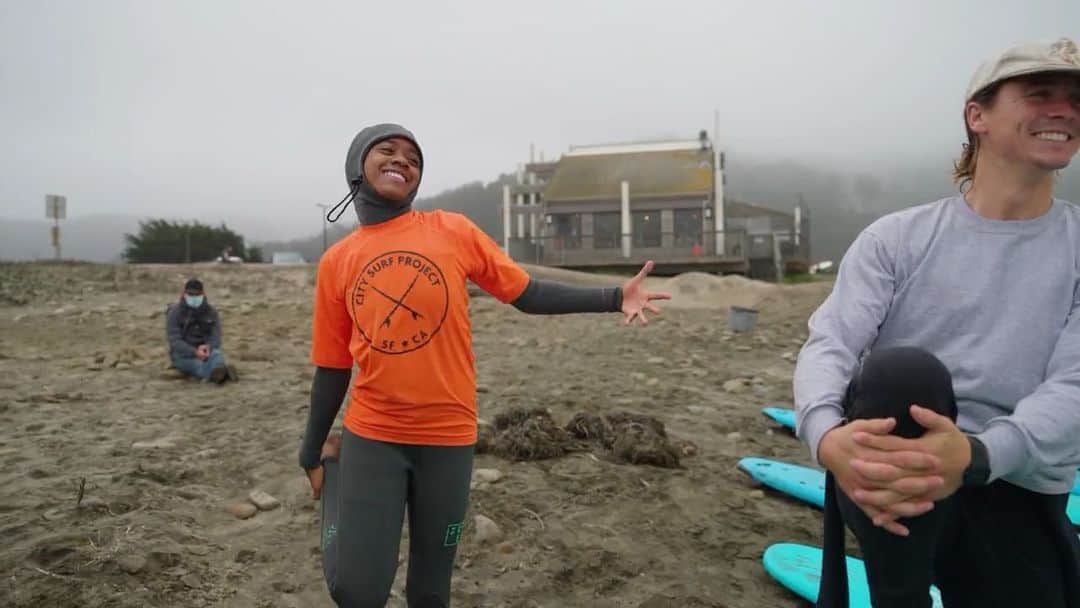 サヌークのインスタグラム：「EPISODE 6 of @hunterjoness's Looking Forward, where we recognize people and organizations that are striving to build a better world through surfing.   —  One of my favorite organizations to work with is the City Surf Project, run by Johnny Irwin. CSP ensures Bay Area youth have equitable access to the ocean through surfing. We met up with the crew at Pacifica, where they were running free surf lessons for the kids. Johnny says, "CSP is a youth surfing program that focuses on youth development using surfing as a vehicle to teach life skills, build a connection to nature, teach healthy habits to youth and also bring surfing to people who normally wouldn't get the chance. Pushing someone into a wave is super fulfilling. It's almost better than getting your own wave because now you've affected somebody else and you get stoked on doing that." It's rad to see the influence Johnny and his team are having on shifting the SF surf scene.   🎥: @wsl」