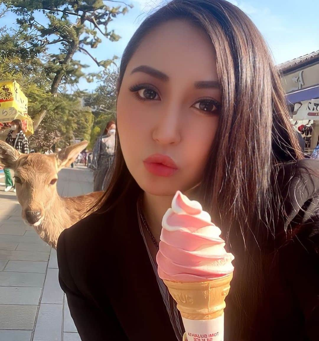 岩上愛美のインスタグラム：「📍IN NARA 🍦🦌 鹿に狙われてる。  #narapark #todaiji #奈良公園 #東大寺」