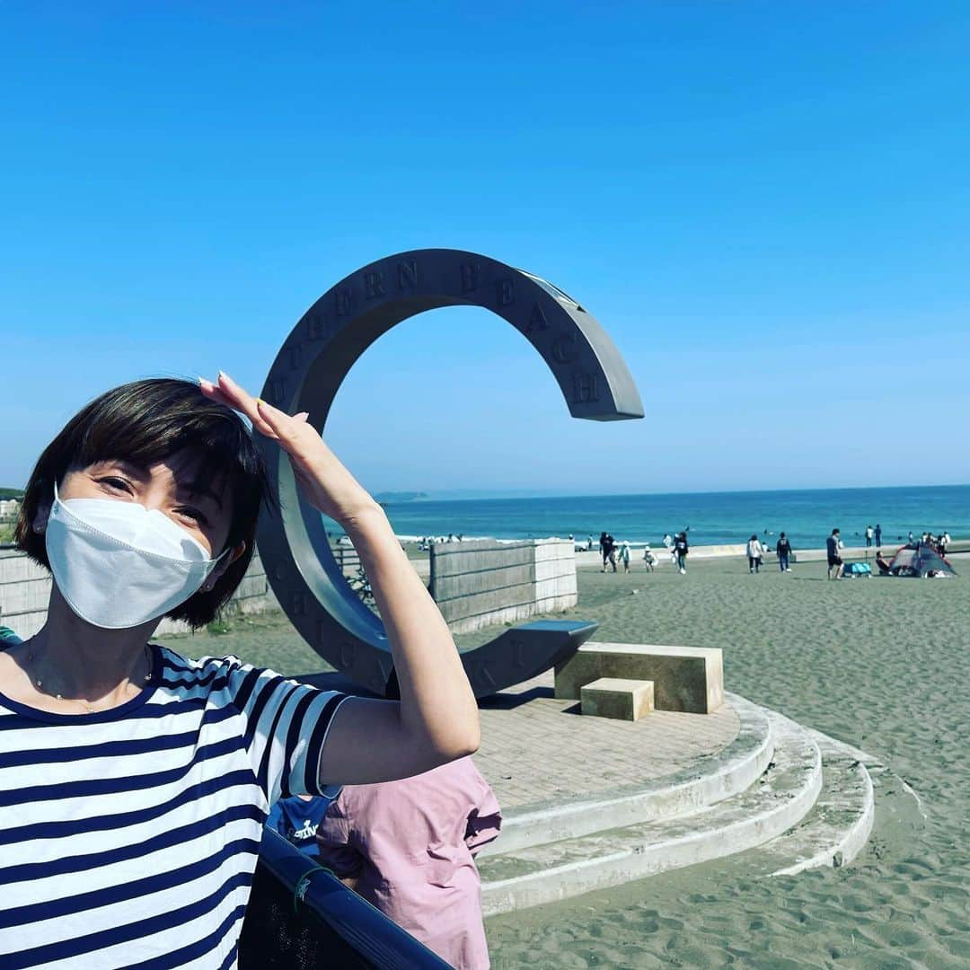 渡辺満里奈さんのインスタグラム写真 - (渡辺満里奈Instagram)「. 娘、お稽古の間、お友だちが海に連れて行ってくれた！わーい。 近いから行きたいなと思いつつ腰が重かったんだけど、連れ出してもらえて嬉しかった。 半袖日和だし、暖かくて穏やかで、癒されました。  ★ #サザンビーチ #goodvibes  #飲み物持つ親指曲がり過ぎやろ #CはC調言葉に御用心のCと思ったけど違うのね #CHIGASAKI #のC」4月10日 23時07分 - funnyfacefunny