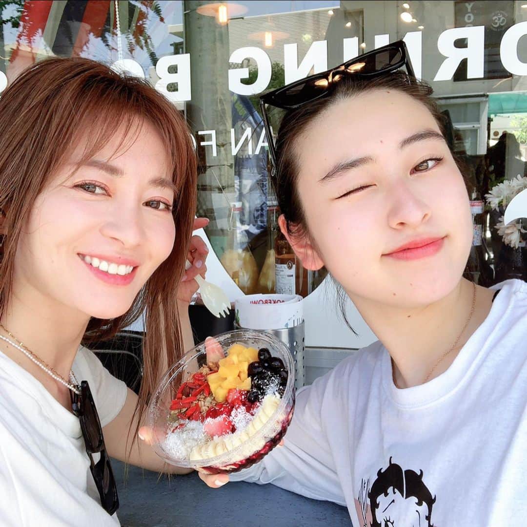 のインスタグラム：「娘もあ  の @moaaaa0712   高校入学式に🌸 いってきました！！  もあは最近、 ダンスのステージに立ったり、  学校以外での仲間たちも増えて きたりと、、、  自分のやりたいことを 自分で選択して、 チャレンジしていく年齢に なってきました！！  中学三年の終わりに  もあがわたしに 伝えてくれた忘れられない 言葉があります。  わたし、義務教育終わったし もうこれからは もあはどう思う？ もあはどうしたい？  じゃなくて、 ママは こうしたい！！って ママを主語にして 人生楽しんでほしいな！ その方が嬉しいよ！！  って。。。  娘の思春期には お互いにぶつかることもあって 色々一緒に乗り越えた時間も 大事な思い出になって、、、  この言葉も 忘れらない言葉になりました。。  ちなみに 今週火曜日の ポップアップで かなり久しぶりに 親子旅ロケに出演させていただくので！  そちらも みてもらえたら 嬉しいなぁと思います！！  YouTube  chiha roomもみてね！✨  https://m.youtube.com/watch?v=3p8spkiDXPM インスタはプロフィールからも とべまぁす✨  これからもなんでも包み隠さずに 相談できる 今の関係を大切に、、、  何より、もあの気持ちを 大事に　親子で お互い人生楽しみながら 頑張りたいと思ってます！！  #高校生 #毎日お弁当 #高校生まま  #mama  #ママ #ママファッション #ママコーディネート  #新山千春 #シングルマザー #なんだって話せる親子 #親子コーデ  #mevow #ミーヴ #シルク混美肌マスク #小顔マスク #お互い自分らしく #人生を楽しむ #お互い今より幸せになれるように」