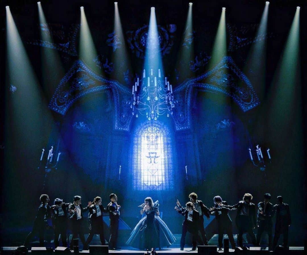 のインスタグラム：「ステージに立って演じてると見えない世界も、その瞬間を切り取ったモノをこうやって見ると こんな風に見えてたんだ🧐って改めて楽しむ事が出来ます。  いつも芸術的な瞬間をありがとうございます📸　@seitaro__tanaka san  それにしてもこの世界観大好きだなー。 レオナルド・ダ・ヴィンチでも描けない世界だろうな。。  #ayu24thぴあアリーナ  #ayumihamasaki  #最後の晩餐」