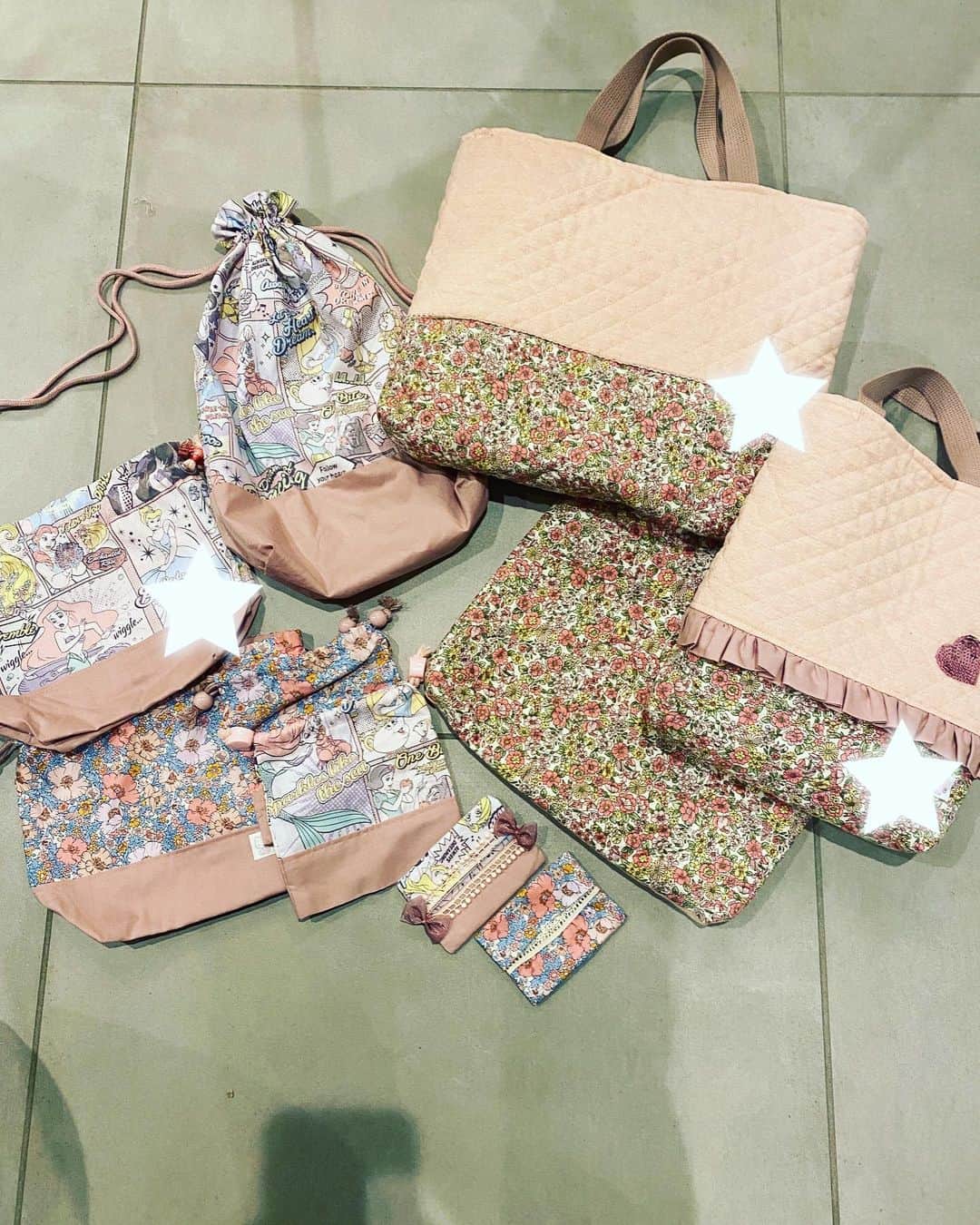 のインスタグラム：「入園式も終わり、明日から幼稚園生活🙌 って言ってもしばらくめちゃ早く帰ってくる😂 作る物も多くて、、、今日お着替え袋買おうと思ったら中々無くて結局作ることに😅バーバにも助けてもらいながら、やっと全部揃いました😅 フリフリ、プリンセス、ピンク！と王道を行ってる娘。 私の趣味とは真逆の生地のチョイスだけど、本人が喜んでくれてよかったw 自分のスケジュール管理と園の予定と、バタバタになりそう、、周りのお友達や家族に助けてもらいながらなんとか4月を乗り切る予定。。 本当にありがたい。。 私、大丈夫かなぁ😅不安でしかない。 本人は新生活をまだいまいち理解してないから、後からバランス崩さなきゃいいなーと思いつつ、楽しい園生活が送れますように🙏」