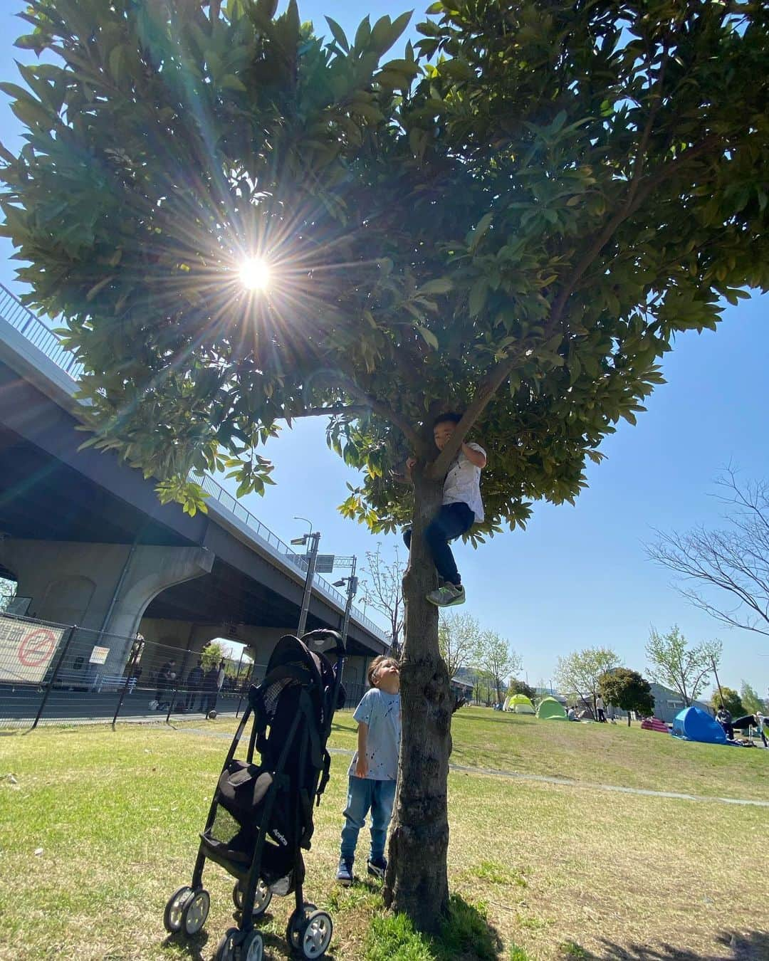 加藤怜さんのインスタグラム写真 - (加藤怜Instagram)「自転車とストライダーとベビーカーと... もう車がわちゃわちゃになるんだけど キックボードでも買ったら 荷物減るかな？  外遊びのオススメ 皆さん教えてー🙌！！  もしやひと回り大きいのに 買い替え時🚗？ #駐車場問題 #運転できる気がしない」4月10日 23時26分 - katou_rei