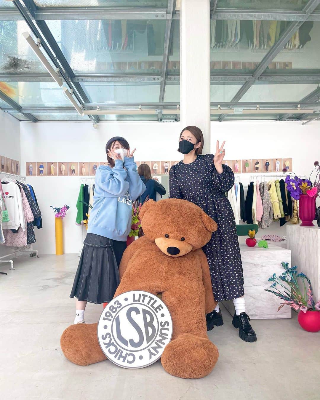 ぱいぱいでか美のインスタグラム：「LSB🧸 . 載せそびれてた！ 先日LittleSunnyBiteの展示会お邪魔しましたʕ•ᴥ•ʔ 冬にずっと着まくってたアウターLSBのだったんだけど 今回もまたアウターつけてきちゃった……✅☺️ yoppyさんの遊び心だいすきです🌼❤︎ この前冬終わったばっかなのにもう次の冬のこと考えるの楽しい！ . #littlesunnybite #yoppy さん #でか美ちゃん」