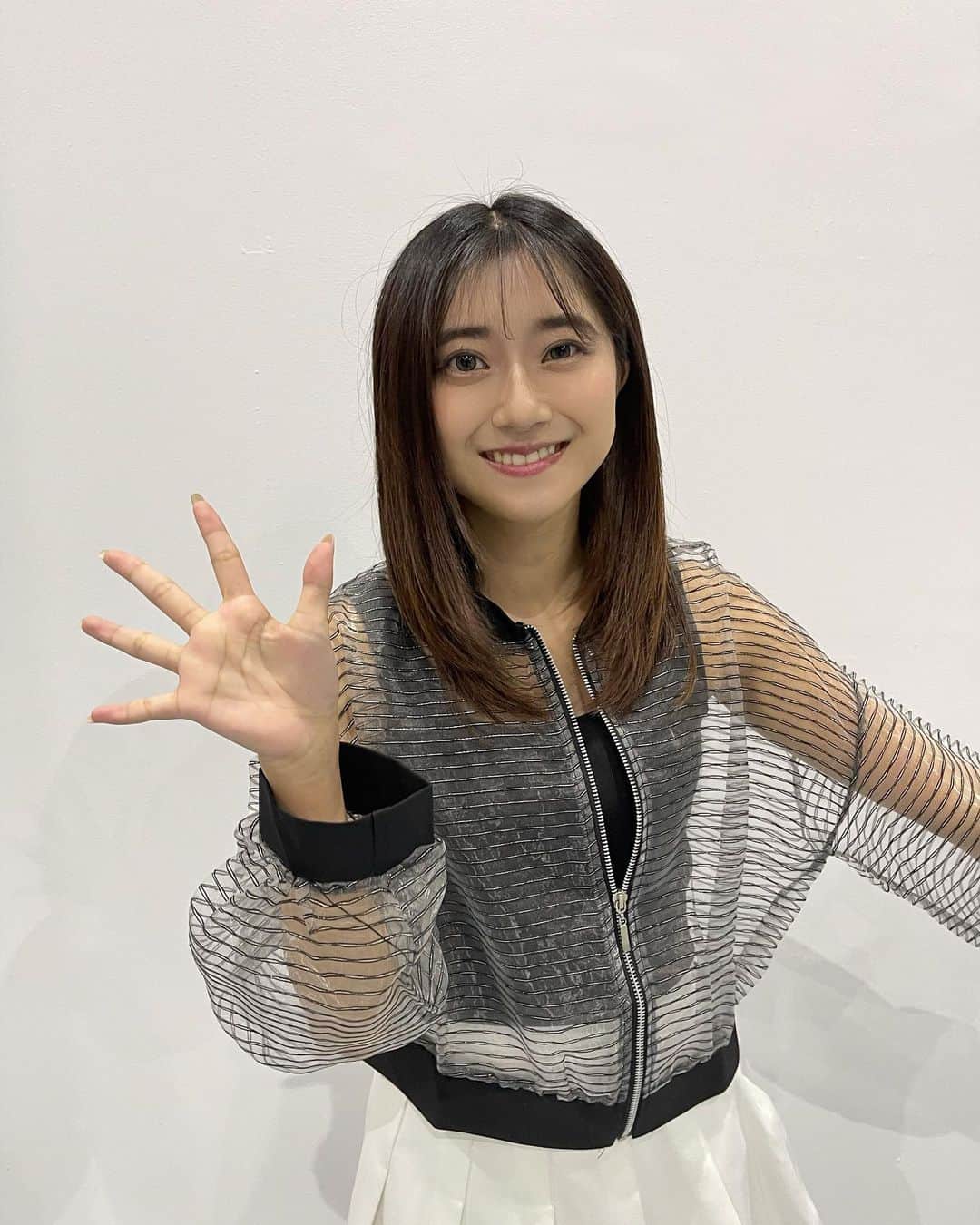 大久保美織のインスタグラム：「ขอบคุณสำหรับงาน hi touch วันนี้นะคะ~ วันนี้สนุกมากๆ! ดีใจที่ได้เจอกันวันนี้ค่า🤗 Thanks for today’s hi touch event~ I really enjoyed it! I’m so happy to see you guys today🤗 今日のハイタッチ会ありがとうございました〜 とっても楽しかったです！今日はみんなに会えて嬉しかった〜🤗 #BNK48 #MioriBNK48 #大久保美織 #Miichan」