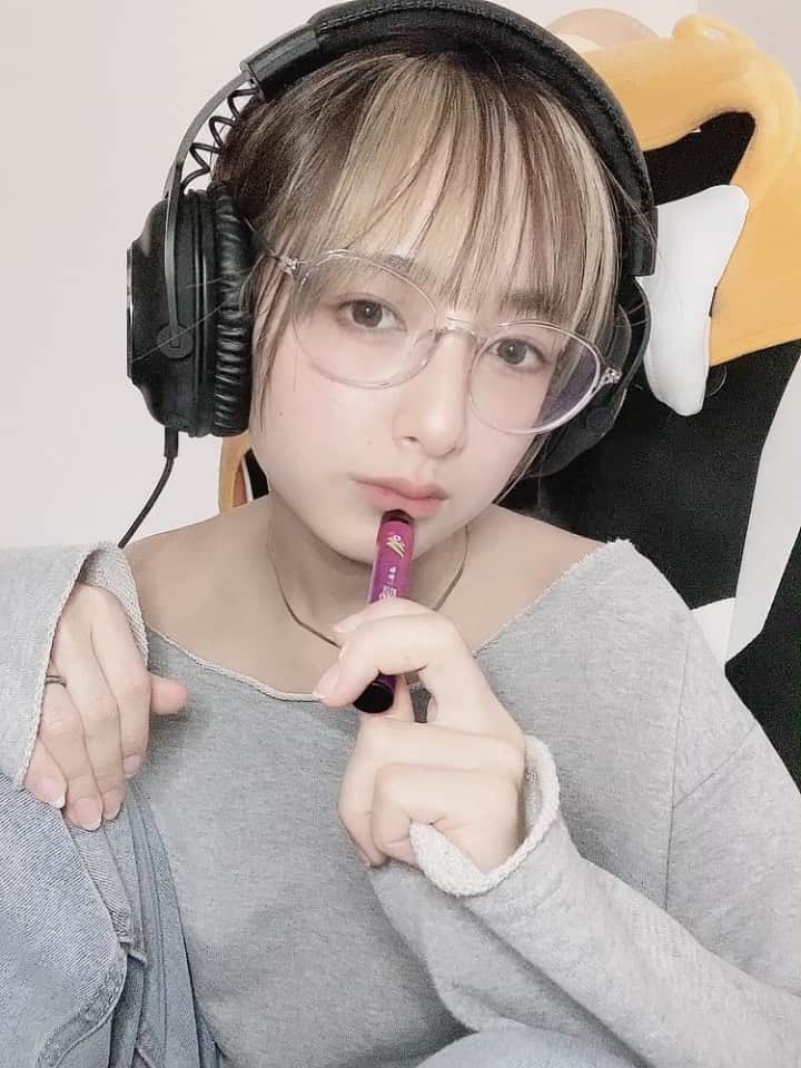 のインスタグラム：「￤ ⁡ ⁡ ゲームのお供のシーシャが増える𓃻 ⁡ ピーチとミントとブルーベリーがあって ブルーベリーにしちゃ ⁡ ベリー系好きなんだよね𓅓 ⁡ ⁡ それにしても 夜お菓子つまみながらゲームやめただけで 健康になった気がす ⁡ ⁡ 𓐄𓐄𓐄𓐄𓐄𓐄𓐄 ⁡ #cigcig#電子タバコ#シーシャ#chill#chilltime#peach#mint#blueberry#シグシグ#持ち運びシーシャ#リラックス#シーシャ好きと繋がりたい#pr#シグる @cigcig_official」