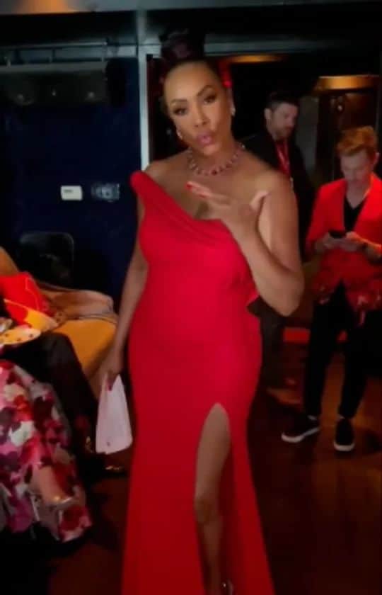 ヴィヴィカ・A・フォックスのインスタグラム：「Happy Blessed Sunday Dawlings #MOOD Sending out some smiles & smooches 2day! Enjoy your day & stay bad to da bone! MUAH! Rocking @nicolebakti gown Stylist @style_byjordan 4 @american_heart #GoRed Makeup @tashancounts Hair /Video @kenyaonhair #LifeIsGood #GodIsGood #Blessed #Respect #GurlPower #VivicaFoxHair #TeamVivica #TeamFox #MyGrindDontStop #BossMoves #LoveWins #ClassicBadChick 🤗🖤💖❤🤑👸🏽」