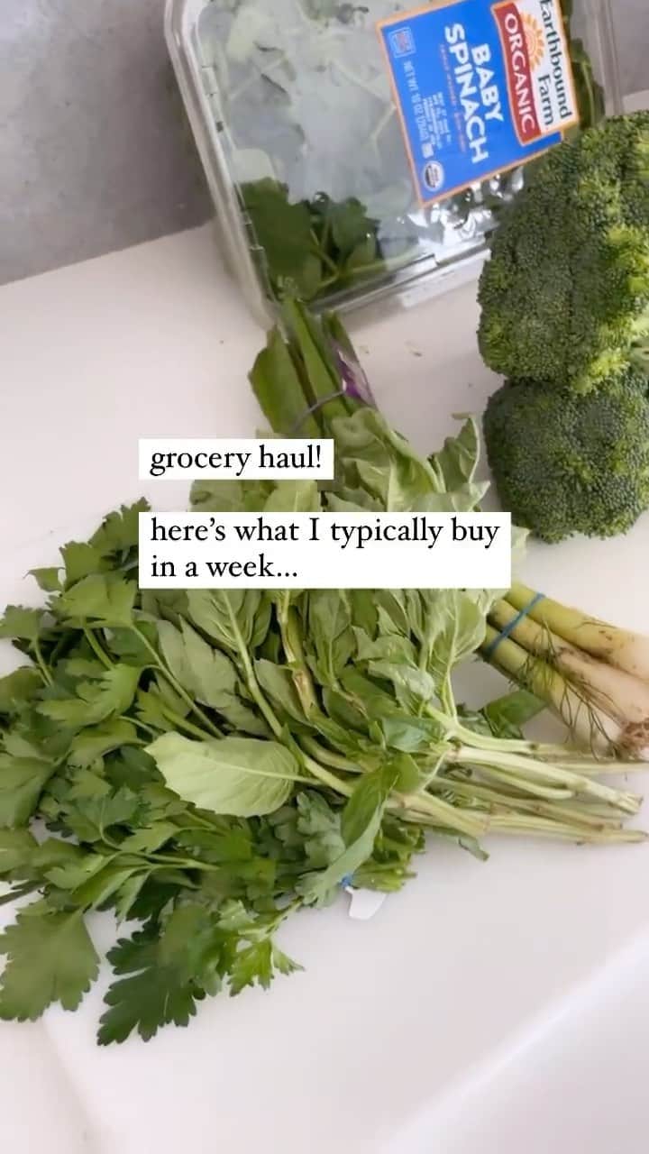 ロー・ボスワースのインスタグラム：「grocery store haul! Too long for a reel but this is pretty typical for me week to week but also I love potato chips? Those are MIA today.」