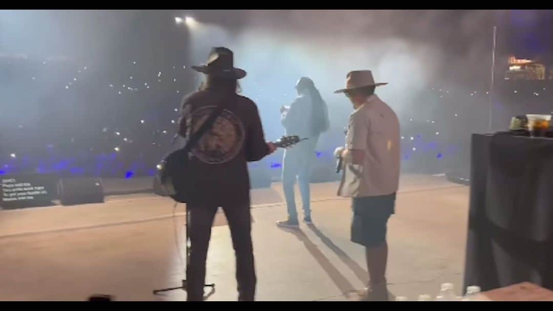 ビリー・レイ・サイラスのインスタグラム：「Dallas!!! What a crowd last night! Ya’ll raised the roof! A Hard Working Man LIVE with @snoopdogg & @the_avilabrothers. Let’s do it again!! @livenation #ahardworkingman   🎥 @dkupish」