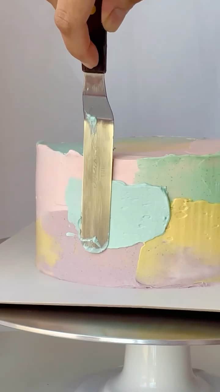 スプレンディドのインスタグラム：「Joyful Sundays with... baker & artist @aprilsbakerlondon 🍰✨ Pretty sure we've found a new form of meditation🧘‍♀️」