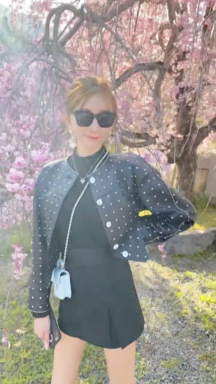 JUNKO（飯田順子）のインスタグラム：「嵐山🌸🌸画質😱😱こんなに落ちちゃう  #京都#kyoto #桜#さくら#sakura #サクラ#お花見#お花見コーデ #円山公園#八坂神社 #祇園#祇園白川 #cherryblossom #嵐山#高台寺 #お花見スポット #お花見日和 #さくら🌸 #🌸 #満開の桜 #満開🌸 #cherryblossoms #springtime #旅スタグラム #旅行好きな人と繋がりたい #旅行記 #旅行好き #国内旅行 #京都旅行 #京都桜」