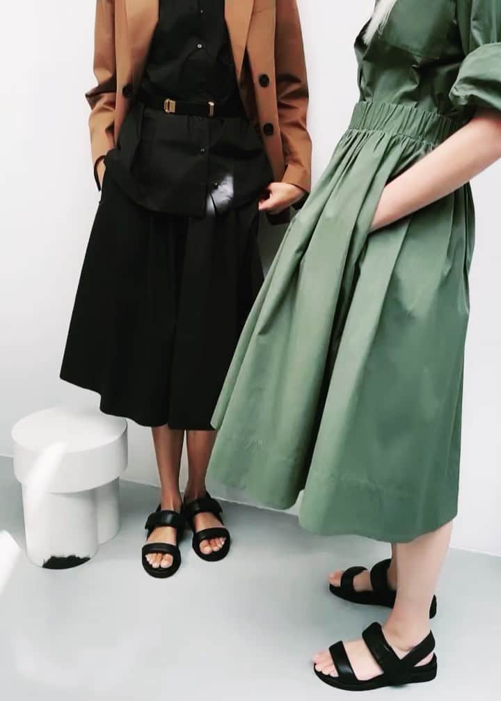 リカのインスタグラム：「Spring Wardrobe 🤎💚  Blaze shirts & othilia skirts made of our favorite Italian cotton poplin .   Models at work @gwenpique & @femkelakenman @platformagencyamsterdam 💚   #springwardrobe #rikastudios #🌿」