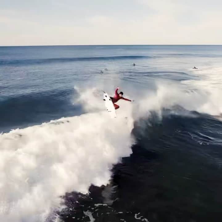 フィリッペ・トレドのインスタグラム：「It feels good to be back 🇦🇺  🎥: @baronisfilms 🚁: @willsurflenses   Thanks @charliecullenphoto for the jam 🎵 @caioibelli」