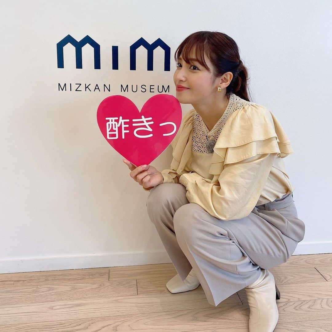 鷲見玲奈さんのインスタグラム写真 - (鷲見玲奈Instagram)「. 4月から、CBCで放送の「チャント！」の中のコーナー、"発見！お酢活ライフ"(毎週火曜日放送)にレギュラー出演させて頂いています✨  突然ですが、お酢って酸っぱくて苦手だなーとか、上手く料理で活用できない！とか、何に使ったらいいのか分からない…と思っていませんか？  まさに、私もそう思っていた1人でした😵  しかーし！！ ただ酸っぱいだけと思ったら大違い。 健康のために無理して摂らなきゃいけないもの？  ノンノンノン！ お酢を侮るなかれ！  この番組では、お酢の新たな魅力を発見するべく「お酢活ライフ」を送る人たちからとっておきの活用術を探ります！！  知れば知るほどお酢が"酢き"になるはず💗 "酢"見玲奈、頑張ります！！  👚 @ladymade_official 👖 @snidel_official  #チャント #発見お酢活ライフ #CBC」4月11日 16時41分 - sumi__reina