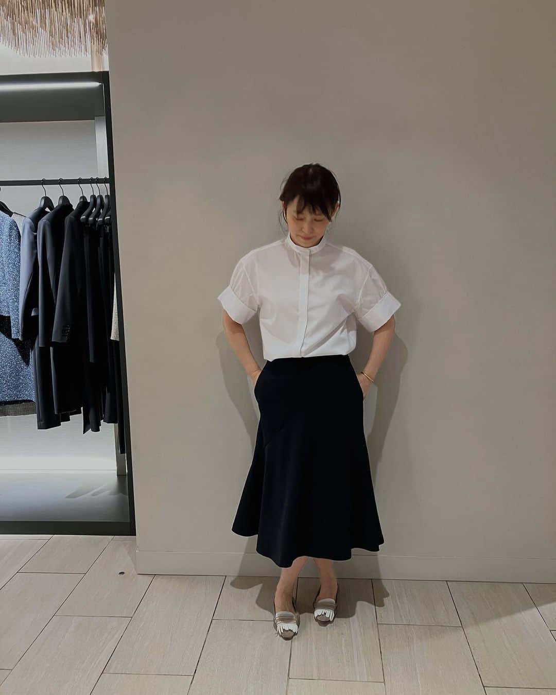 石田ゆり子さんのインスタグラム写真 - (石田ゆり子Instagram)「Col Pierrot (コルピエロ)の 服に袖を通すと、私はいつも 静かな感動を覚えます。 襟ぐりや、袖のつきかた、 素材、シルエットの美しさ。 何も考えずに一枚着てみるだけで その仕立ての良さに びっくりしてしまうのです。 ちなみに、コルピエロには Instagramはありません…👀 デザイナーの奥田文子さんは LINEもしないとのことで そんなところが何だか素敵です。 大事なものをきちんと 自分のできる範囲で 堅実に創る心意気を感じる。 そして、神秘的…  新宿伊勢丹にて 明日12日火曜日まで Pop Up shop が オープンしてます👀 ぜひ😊 #コルピエロ #colpierrot #奥田文子さん #靴は私物です」4月11日 8時11分 - yuriyuri1003