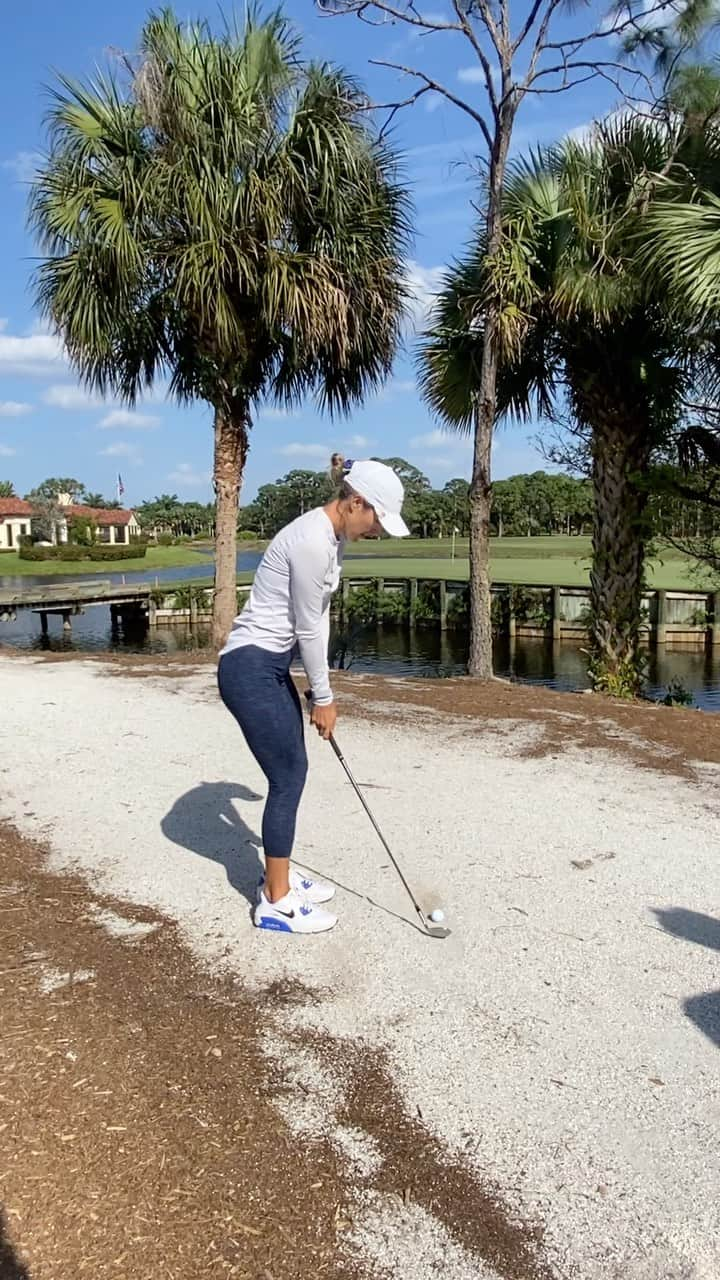 ジェイ・マリー・グリーンのインスタグラム：「Little flipper dipper through the window 😂 always get to try interesting shots out at @trumpgolfjupiter 🏖」