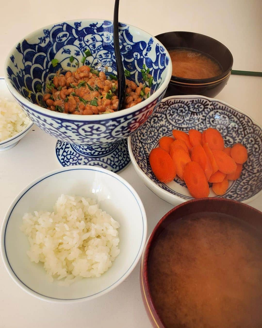 桃井かおりさんのインスタグラム写真 - (桃井かおりInstagram)「"発酵食的な～朝"なる発言があり。本日、納豆、ニンジン糠漬け、玉ネギお味噌汁。見事な満足感！日本人実感❗#la暮らし」4月11日 8時55分 - kaori_momoi