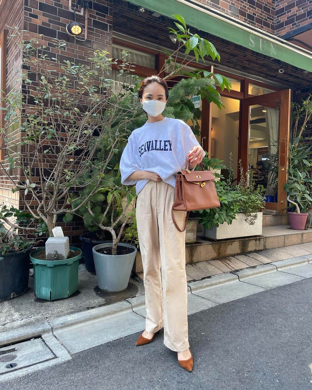 春名亜美さんのインスタグラム写真 - (春名亜美Instagram)「休日コーデ🌈  #TOPS @sea_japan  #PANTS @fromfirstmusee  #BAG @hermes  #SHOES @manoloblahnik  ・ ・ ・ #fromfirstmusee #hermes #hermeskelly #sea_japan #スエットコーデ #フロムファーストミュゼ #manoloblahnik」4月11日 9時17分 - amiharunaami