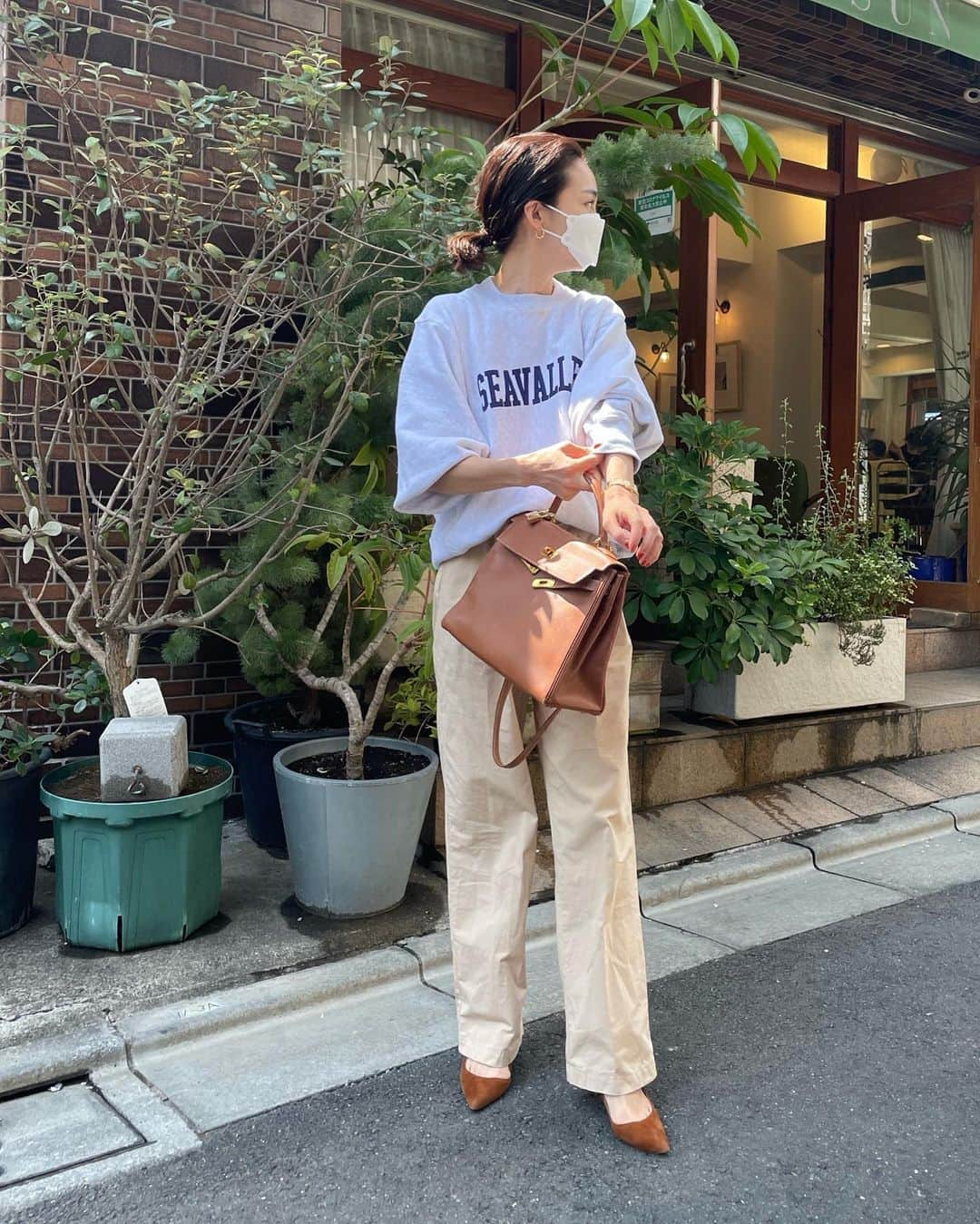 春名亜美さんのインスタグラム写真 - (春名亜美Instagram)「休日コーデ🌈  #TOPS @sea_japan  #PANTS @fromfirstmusee  #BAG @hermes  #SHOES @manoloblahnik  ・ ・ ・ #fromfirstmusee #hermes #hermeskelly #sea_japan #スエットコーデ #フロムファーストミュゼ #manoloblahnik」4月11日 9時17分 - amiharunaami