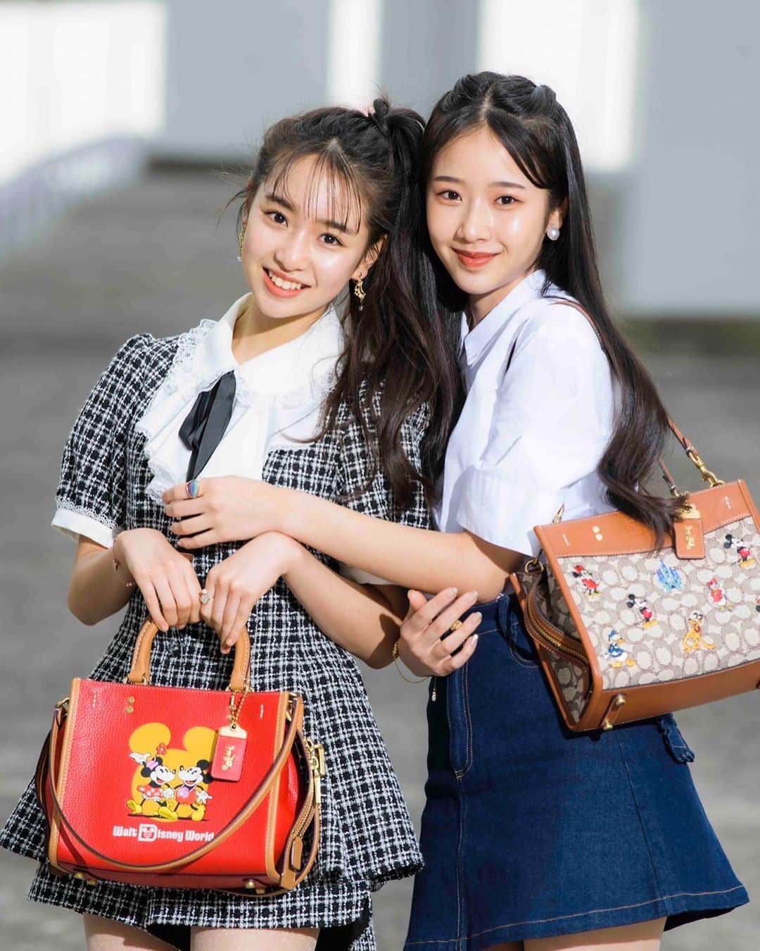 藤岡舞衣のインスタグラム：「Love my bro＆sis🥰🥰 ⁡ @Coach ⁡ #CoachNY #DisneyxCoach #DisneyWorld50 #藤岡舞衣#maifujioka#fashion#08#mobel」