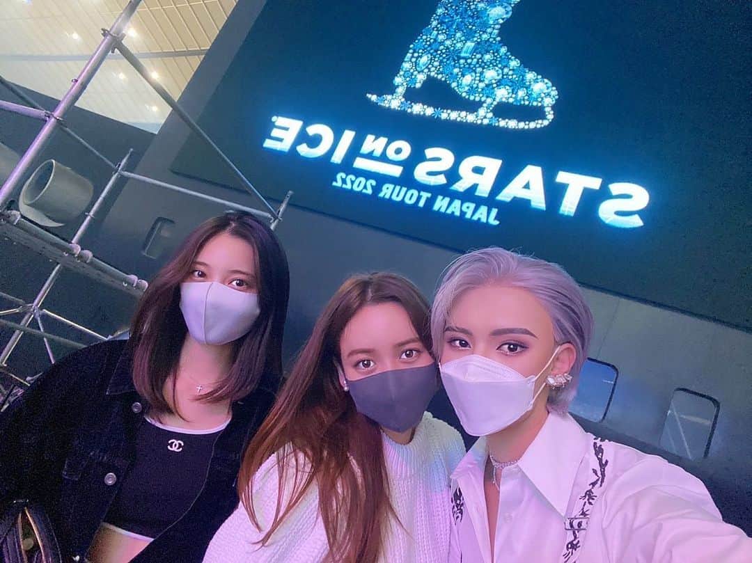 大石絵理のインスタグラム：「STARS ON ICE の最終東京公演へお邪魔してきました❄️🧤  オリンピックなど数々の大会でメダルを獲った選手たちのパフォーマンスは本当に美しくて、華やかで、終始うっとりでした🥺💘  小松原美里、尊選手ご夫妻にもお会いできたのですが、明るくステキなおふたりでした😘 ひとつのことを続けてきた人は輝いているし、かっこいいですよね😌✨ 音楽や衣装も可愛くて…夢の世界でした🦋⛄️🫧」
