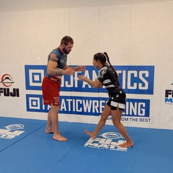 Nathalia Santoroのインスタグラム：「Filming is going well. After 16 instructionals filmed together Gordon finally let me teach few moves… jk I’m too smart 🤣  @bjj.fanatics @gordonlovesjiujitsu」