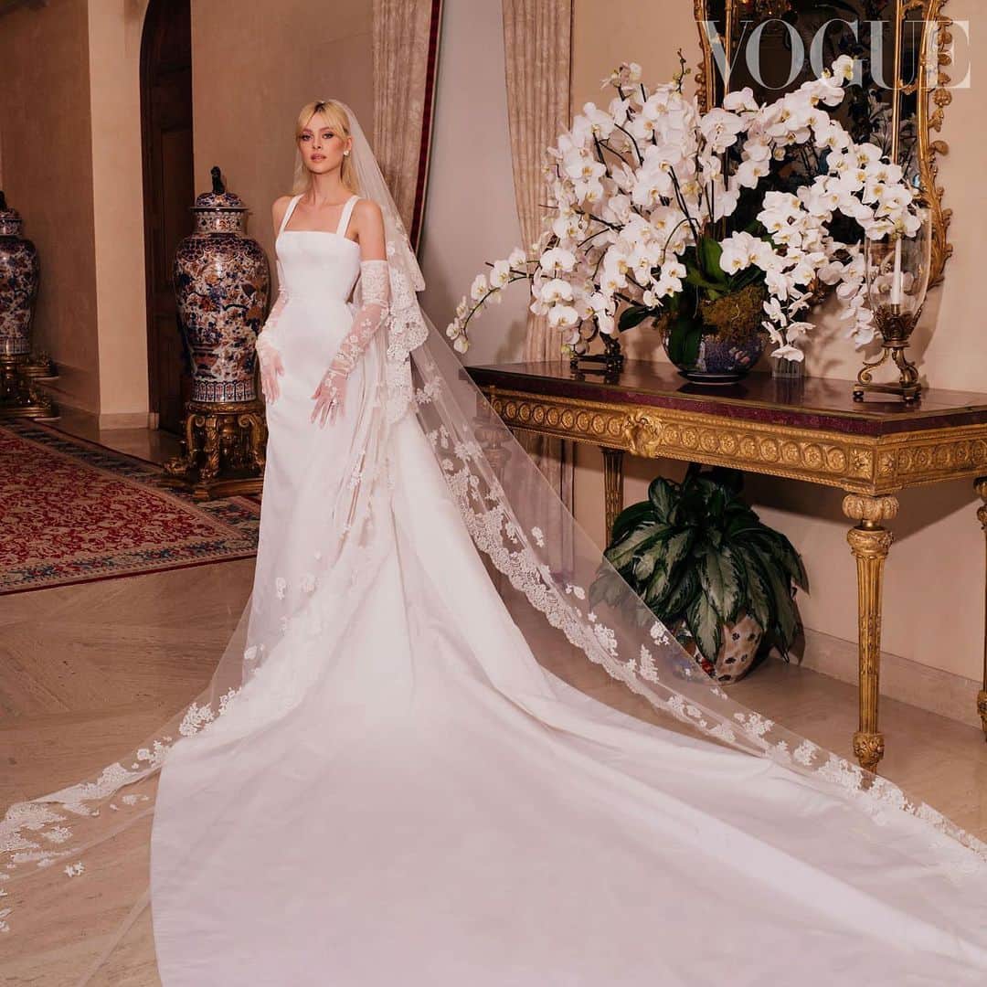 ニコラ・ペルツのインスタグラム：「My dream dress thank you @lesliefremar @maisonvalentino」