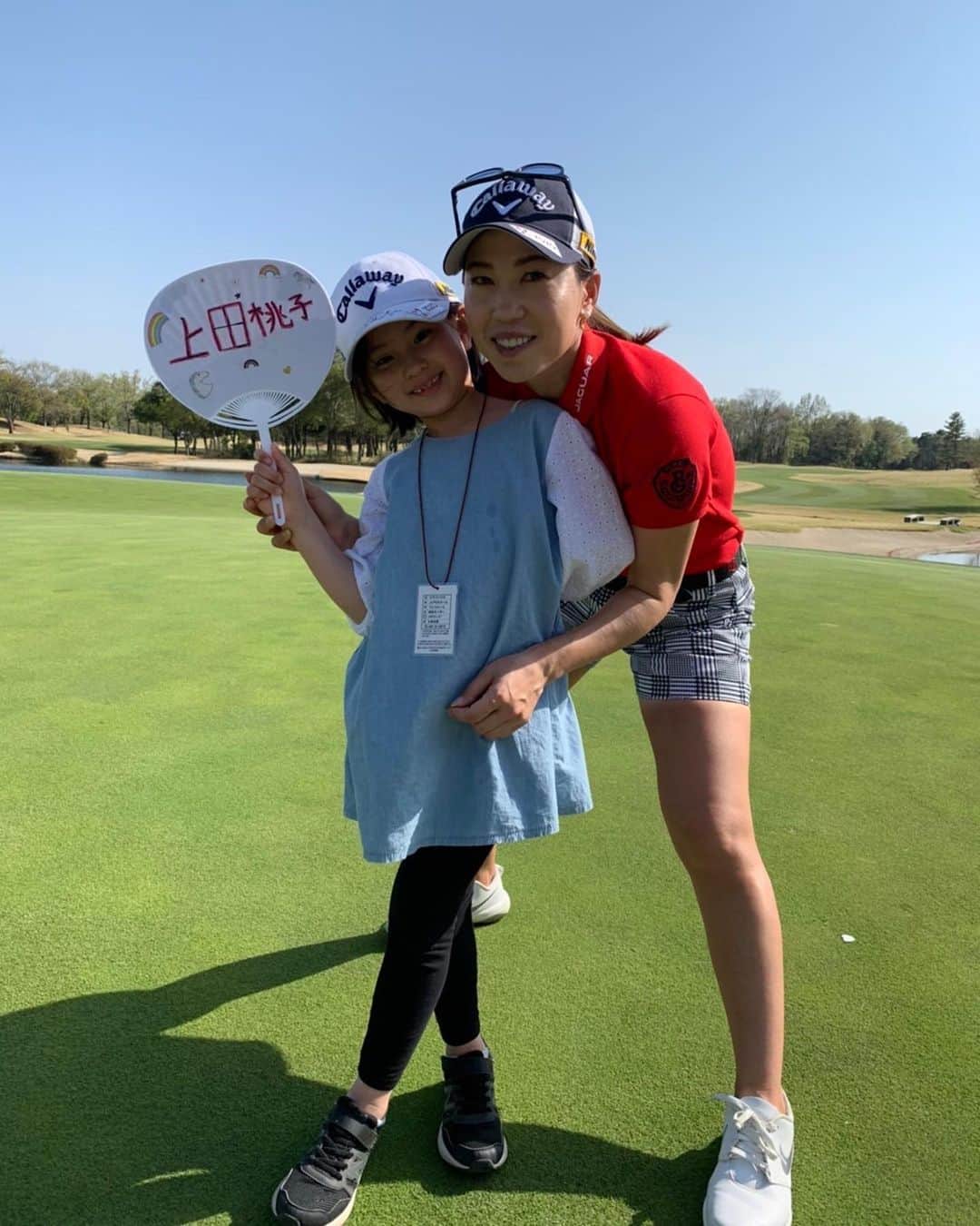 上田桃子さんのインスタグラム写真 - (上田桃子Instagram)「17勝目を挙げることが出来ました🏆🔥  今回はいつも以上に気持ちを強く持って挑んだ試合でした❤️‍🔥 【どんな結果になろうと、自分が必ず勝つ。そのために必要な事をちゃんと考えて準備して行動するだけだ】と言い聞かせて、とにかく結果は気にせずやるべき事をしっかりやる意識を強く持ち続けられたかなと思います‼️  そういう気持ちでいれたのも、キャディーしてくれてた隆さんと今年の開幕戦で色んな課題を相談しながらクリアしていこうと立てた目標があったからだと思います。  そしてその目標は今回の優勝で果たされたなんて事もなく、今日からまた続きます。 引き続き、やり続けます🔥🔥🔥  今週は体調もよくなく、トレーナーさんにも試行錯誤してもらいながら戦うことが出来ました。 Qさん、まだまだここから頑張りましょう🔥  コーチの辻さんには、合宿の時からずっと少しずつ少しずつ私の癖がどうやったら自分のモノに出来るか一緒に考えてもらってひたすら【どうなりたいか】に近づける作業をお願いしています。  正直まだまだです。 よくなってる所もあるけど、まだまだ過ぎて悔しいけど、その分頑張れる材料も残ってると思って、地道に頑張るので引き続き一緒に頭使ってくださいw  弟のだいには、1番心許せるので色んなことを話します。捌け口は正直キツイと思うけど、引き続き目標に向けて一緒に頑張ってこー🔥あなたの誕生日weekに勝ててよかったぜ✌️  とにかく、支えてくれてるチームの皆んなにまずは感謝しています。  いつも必死で余裕がない私なので、周りは大変と思うけど一緒に戦ってもらえてるから頑張れます。  本当にありがとう‼️  そして、本来ならば初めにお伝えしなくてはいけない大会に携わって下さったスポンサーさんはじめ、コース関係者の皆さん、ボランティアの皆さん、沢山の有観客の方。  素晴らしい３日間をありがとうございました🔥🔥🔥  私達女子プロゴルファーが、こうして頑張る事が出来ているのは沢山の方のおかげです。皆が必死で頑張っています。 それを支えてくださってる方もまた必死に環境を整えてくださってます。  改めてゴルフの素晴らしさを感じますし、 頑張れる環境に感謝だなと思います。  最後になりますが、 まだまだここからです。 一つ一つ自分に足りないところを埋めていけるように、頑張っていきたいなと思いますのでこれからも応援宜しくお願いします‼️  心強いサポートをして下ってるスポンサーさんです☺️  #zozo #callaway #tsiホールディングス #パーリーゲイツ #マスターバニーエディション  #nikon  #不二家 #jaguar #eyevol  #リポビタンd #コスタクルーズ  #富士フィルムスタジオアリス女子オープン #今週ずっとAK69さんの曲聴いてたら毎日69だったのはココだけの話 #大好きないっちゃんと勝てて嬉しかったよー #しのぶさんのドSなセッティング #だがあなたほど毎日大丈夫か心配してた人はいないと思う #どんな目標だろうとお互いがお互いの目標へ向けて頑張れてたら嬉しいな #普段からあんま笑えないのに更にヘルペスで笑えなかった #笑ったらね唇割れるの」4月11日 10時05分 - momoko3030