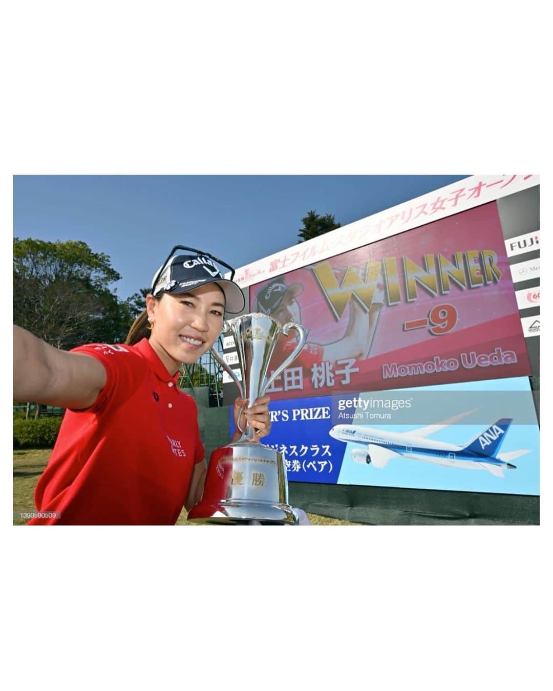 上田桃子さんのインスタグラム写真 - (上田桃子Instagram)「17勝目を挙げることが出来ました🏆🔥  今回はいつも以上に気持ちを強く持って挑んだ試合でした❤️‍🔥 【どんな結果になろうと、自分が必ず勝つ。そのために必要な事をちゃんと考えて準備して行動するだけだ】と言い聞かせて、とにかく結果は気にせずやるべき事をしっかりやる意識を強く持ち続けられたかなと思います‼️  そういう気持ちでいれたのも、キャディーしてくれてた隆さんと今年の開幕戦で色んな課題を相談しながらクリアしていこうと立てた目標があったからだと思います。  そしてその目標は今回の優勝で果たされたなんて事もなく、今日からまた続きます。 引き続き、やり続けます🔥🔥🔥  今週は体調もよくなく、トレーナーさんにも試行錯誤してもらいながら戦うことが出来ました。 Qさん、まだまだここから頑張りましょう🔥  コーチの辻さんには、合宿の時からずっと少しずつ少しずつ私の癖がどうやったら自分のモノに出来るか一緒に考えてもらってひたすら【どうなりたいか】に近づける作業をお願いしています。  正直まだまだです。 よくなってる所もあるけど、まだまだ過ぎて悔しいけど、その分頑張れる材料も残ってると思って、地道に頑張るので引き続き一緒に頭使ってくださいw  弟のだいには、1番心許せるので色んなことを話します。捌け口は正直キツイと思うけど、引き続き目標に向けて一緒に頑張ってこー🔥あなたの誕生日weekに勝ててよかったぜ✌️  とにかく、支えてくれてるチームの皆んなにまずは感謝しています。  いつも必死で余裕がない私なので、周りは大変と思うけど一緒に戦ってもらえてるから頑張れます。  本当にありがとう‼️  そして、本来ならば初めにお伝えしなくてはいけない大会に携わって下さったスポンサーさんはじめ、コース関係者の皆さん、ボランティアの皆さん、沢山の有観客の方。  素晴らしい３日間をありがとうございました🔥🔥🔥  私達女子プロゴルファーが、こうして頑張る事が出来ているのは沢山の方のおかげです。皆が必死で頑張っています。 それを支えてくださってる方もまた必死に環境を整えてくださってます。  改めてゴルフの素晴らしさを感じますし、 頑張れる環境に感謝だなと思います。  最後になりますが、 まだまだここからです。 一つ一つ自分に足りないところを埋めていけるように、頑張っていきたいなと思いますのでこれからも応援宜しくお願いします‼️  心強いサポートをして下ってるスポンサーさんです☺️  #zozo #callaway #tsiホールディングス #パーリーゲイツ #マスターバニーエディション  #nikon  #不二家 #jaguar #eyevol  #リポビタンd #コスタクルーズ  #富士フィルムスタジオアリス女子オープン #今週ずっとAK69さんの曲聴いてたら毎日69だったのはココだけの話 #大好きないっちゃんと勝てて嬉しかったよー #しのぶさんのドSなセッティング #だがあなたほど毎日大丈夫か心配してた人はいないと思う #どんな目標だろうとお互いがお互いの目標へ向けて頑張れてたら嬉しいな #普段からあんま笑えないのに更にヘルペスで笑えなかった #笑ったらね唇割れるの」4月11日 10時05分 - momoko3030