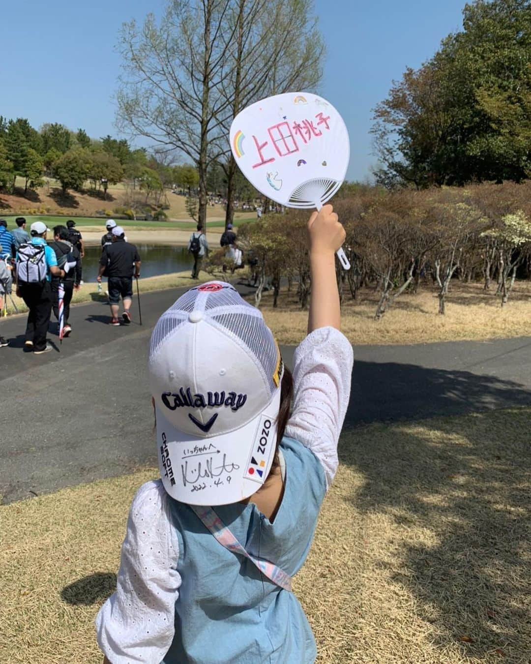 上田桃子さんのインスタグラム写真 - (上田桃子Instagram)「17勝目を挙げることが出来ました🏆🔥  今回はいつも以上に気持ちを強く持って挑んだ試合でした❤️‍🔥 【どんな結果になろうと、自分が必ず勝つ。そのために必要な事をちゃんと考えて準備して行動するだけだ】と言い聞かせて、とにかく結果は気にせずやるべき事をしっかりやる意識を強く持ち続けられたかなと思います‼️  そういう気持ちでいれたのも、キャディーしてくれてた隆さんと今年の開幕戦で色んな課題を相談しながらクリアしていこうと立てた目標があったからだと思います。  そしてその目標は今回の優勝で果たされたなんて事もなく、今日からまた続きます。 引き続き、やり続けます🔥🔥🔥  今週は体調もよくなく、トレーナーさんにも試行錯誤してもらいながら戦うことが出来ました。 Qさん、まだまだここから頑張りましょう🔥  コーチの辻さんには、合宿の時からずっと少しずつ少しずつ私の癖がどうやったら自分のモノに出来るか一緒に考えてもらってひたすら【どうなりたいか】に近づける作業をお願いしています。  正直まだまだです。 よくなってる所もあるけど、まだまだ過ぎて悔しいけど、その分頑張れる材料も残ってると思って、地道に頑張るので引き続き一緒に頭使ってくださいw  弟のだいには、1番心許せるので色んなことを話します。捌け口は正直キツイと思うけど、引き続き目標に向けて一緒に頑張ってこー🔥あなたの誕生日weekに勝ててよかったぜ✌️  とにかく、支えてくれてるチームの皆んなにまずは感謝しています。  いつも必死で余裕がない私なので、周りは大変と思うけど一緒に戦ってもらえてるから頑張れます。  本当にありがとう‼️  そして、本来ならば初めにお伝えしなくてはいけない大会に携わって下さったスポンサーさんはじめ、コース関係者の皆さん、ボランティアの皆さん、沢山の有観客の方。  素晴らしい３日間をありがとうございました🔥🔥🔥  私達女子プロゴルファーが、こうして頑張る事が出来ているのは沢山の方のおかげです。皆が必死で頑張っています。 それを支えてくださってる方もまた必死に環境を整えてくださってます。  改めてゴルフの素晴らしさを感じますし、 頑張れる環境に感謝だなと思います。  最後になりますが、 まだまだここからです。 一つ一つ自分に足りないところを埋めていけるように、頑張っていきたいなと思いますのでこれからも応援宜しくお願いします‼️  心強いサポートをして下ってるスポンサーさんです☺️  #zozo #callaway #tsiホールディングス #パーリーゲイツ #マスターバニーエディション  #nikon  #不二家 #jaguar #eyevol  #リポビタンd #コスタクルーズ  #富士フィルムスタジオアリス女子オープン #今週ずっとAK69さんの曲聴いてたら毎日69だったのはココだけの話 #大好きないっちゃんと勝てて嬉しかったよー #しのぶさんのドSなセッティング #だがあなたほど毎日大丈夫か心配してた人はいないと思う #どんな目標だろうとお互いがお互いの目標へ向けて頑張れてたら嬉しいな #普段からあんま笑えないのに更にヘルペスで笑えなかった #笑ったらね唇割れるの」4月11日 10時05分 - momoko3030